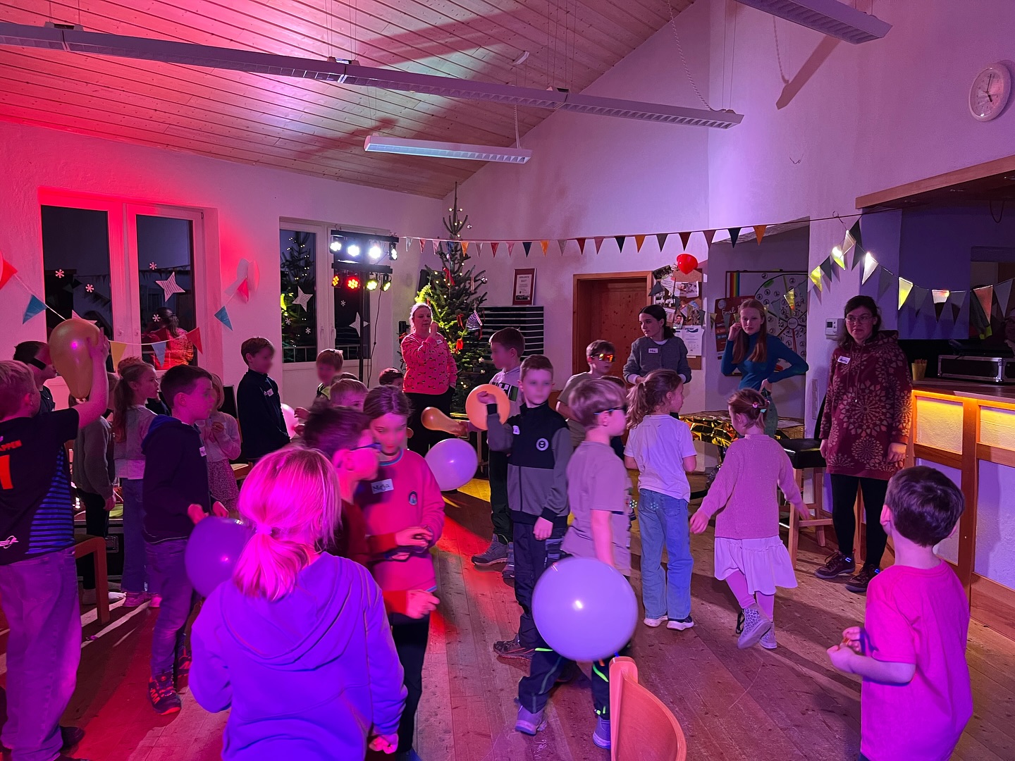 🪩✨ Musikhaus Kids Disco – was für ein Abschluss! ✨🪩
23 Kids der 1.–4. Klasse haben unser Hagener Musikhaus in einen bunten, glitzernden Disco-Raum verwandelt 💃🕺
Mit topaktuellem Musikgeschmack, ganz ohne Hemmungen und jeder Menge guter Laune wurde getanzt, gelacht und gefeiert 🎶
🎲 Gespielt wurde:
▪️ Stopp-Tanz
▪️ Reise nach Jerusalem
▪️ Polonaise
▪️ Luftballon Treten 🎈
🍕 Pizzabrötchen für den Hunger
🎨 Malraum zum Durchatmen
❤️ Ganz viel Musik, Spiel & Spaß
Die Disco war der fröhliche Jahresabschluss unserer Musikhaus Kids, die monatlich für Kinder der 1.–2. Klasse stattfinden.
📅 2026 geht’s weiter!
Start: 21. Januar
👉 Alle Termine & Infos: Bald hier!
Wir freuen uns riesig auf unsere Musikhaus Kids im nächsten Jahr!✨🎵
#kinderundjugendarbeit #kidsdisco #kuhschisshagen #sundern #musikalischefrüherziehung #jugendarbeitimverein #polonaise #stopptanz