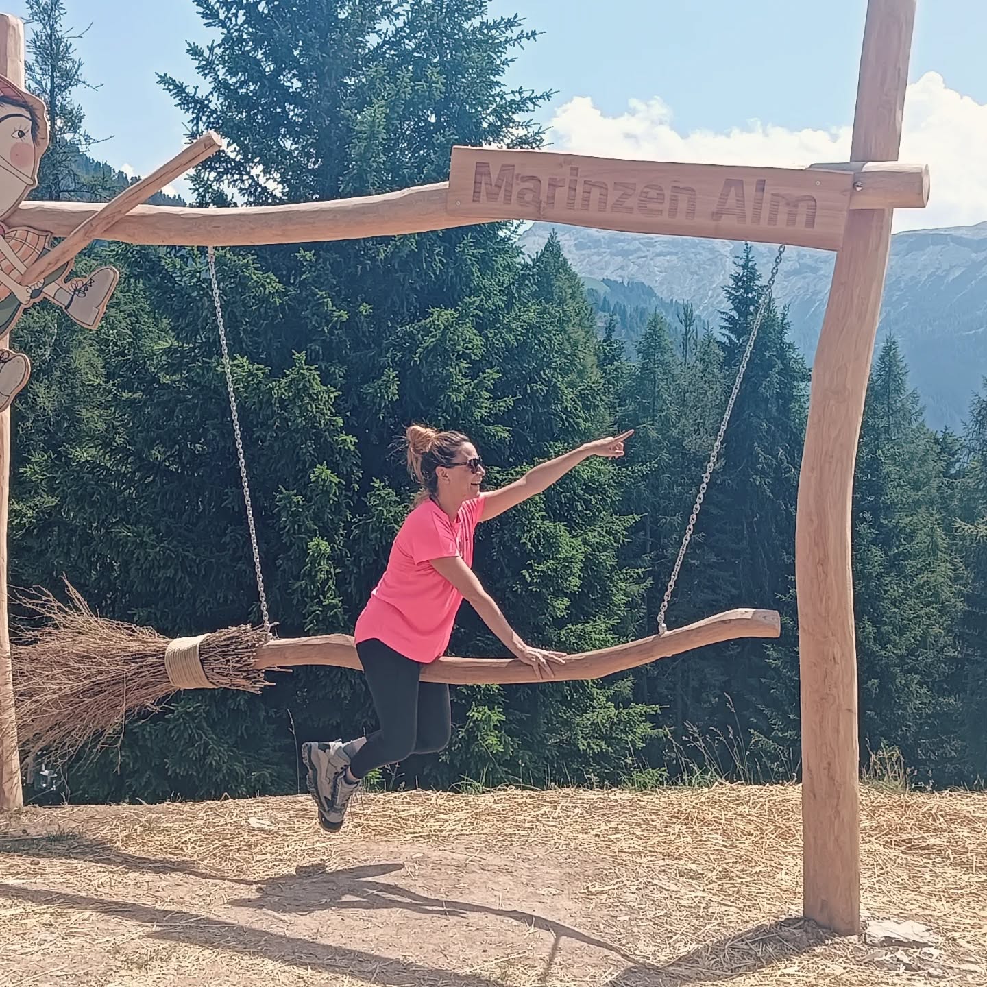 🌻 Il Mio 2025 Senza Filtri: Ho Smesso di Salvare gli Altri (e ho Trovato Me Stessa)
Questo è stato l'anno del "togliere" e "levare" per restare in contatto con la mia vera essenza.
In una società che ci spinge a "fare" per non essere, mi sono accorta di quanto sia difficile ESSERE e STARE. È lì che senti il dolore, quella robaccia che per anni hai sepolto. Dolore mascherato da rabbia, chiusura, ansia.
✨ È solo quando ti fermi e lo affronti—senza giudizio, con compassione—che quel sintomo si dissolve e ti senti davvero libera, leggera, vera.
Tutto questo mi ha portato a rivedere anche pratiche spirituali che erano solo un diversivo per Fare e non per Sentire.
È una linea sottile. Per questo ti invito a riflettere, specialmente in questi giorni che ci accompagnano al nuovo anno:
CHIEDITI: Che non sia solo un altro modo per Scappare da quel sentire?
💖 L'Ultima Consapevolezza del 2025
Per anni ho creduto che la mia missione fosse "aiutare le persone" a stare bene. Ma ho capito che non è mio compito "salvare" proprio nessuno, se non me stessa.
Io non sono qui per convincere. Desidero solo condividere il mio cammino con immenso amore, perché magari quella strada che stai percorrendo, io l'ho già percorsa e posso accompagnarti per farti sentire meno sola. Sono qui per fare il tifo per te.
La nostra società cerca guru e risposte fuori, ma dentro di noi abbiamo già tutte le risposte.
La Mente può mentire. L'IA può sbagliare. Ma il corpo, il Tempio della nostra Anima, non mente mai.
Chi ha fatto con me il percorso "La tua Dea in Divenire" lo sa bene: non si tratta di studiare, ma di risvegliare ciò che è già dentro. Si tratta di portare ASCOLTO & CONSAPEVOLEZZA al corpo, senza sforzo, con fluidità.
Grazie per avermi letta e supportata in questo anno 🙏🏼
Ti auguro presenza e con amore ti abbraccio ❤️
VALENTINA ✨