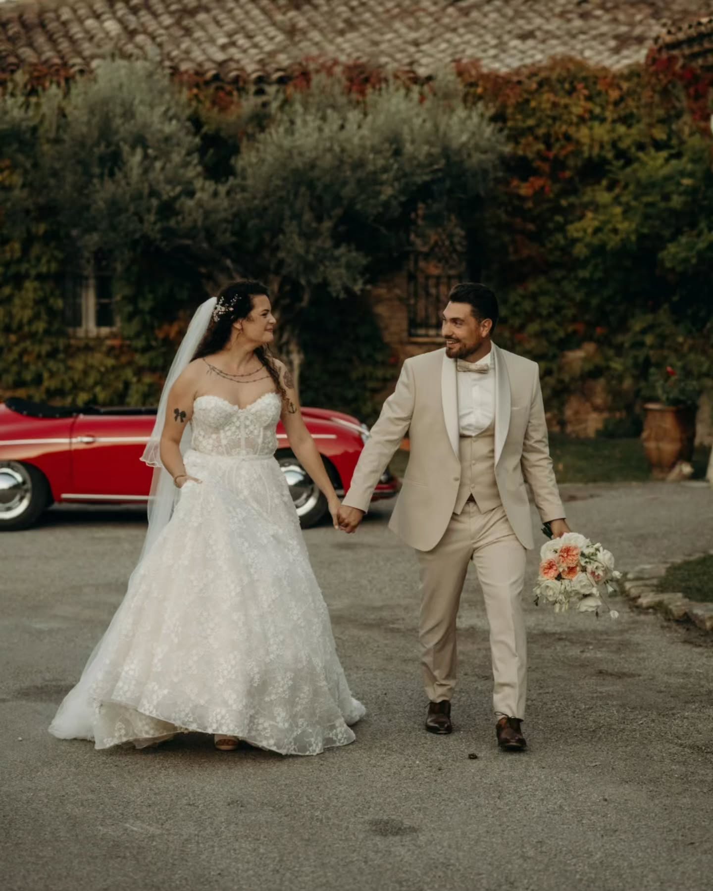 En septembre, je me suis rendue pour la deuxième fois cette année du côté de Fréjus, à Bagnols en Forêt pour être très précise 😁 Quelle coïncidence !
Aujourd'hui je vous parle de L&M, un mariage sous le Soleil d'automne, rempli d'amour et d'émotion ❤️ Après une cérémonie dans la belle église du village, j'ai eu la chance de découvrir le magnifique @chateaufontdubroc !