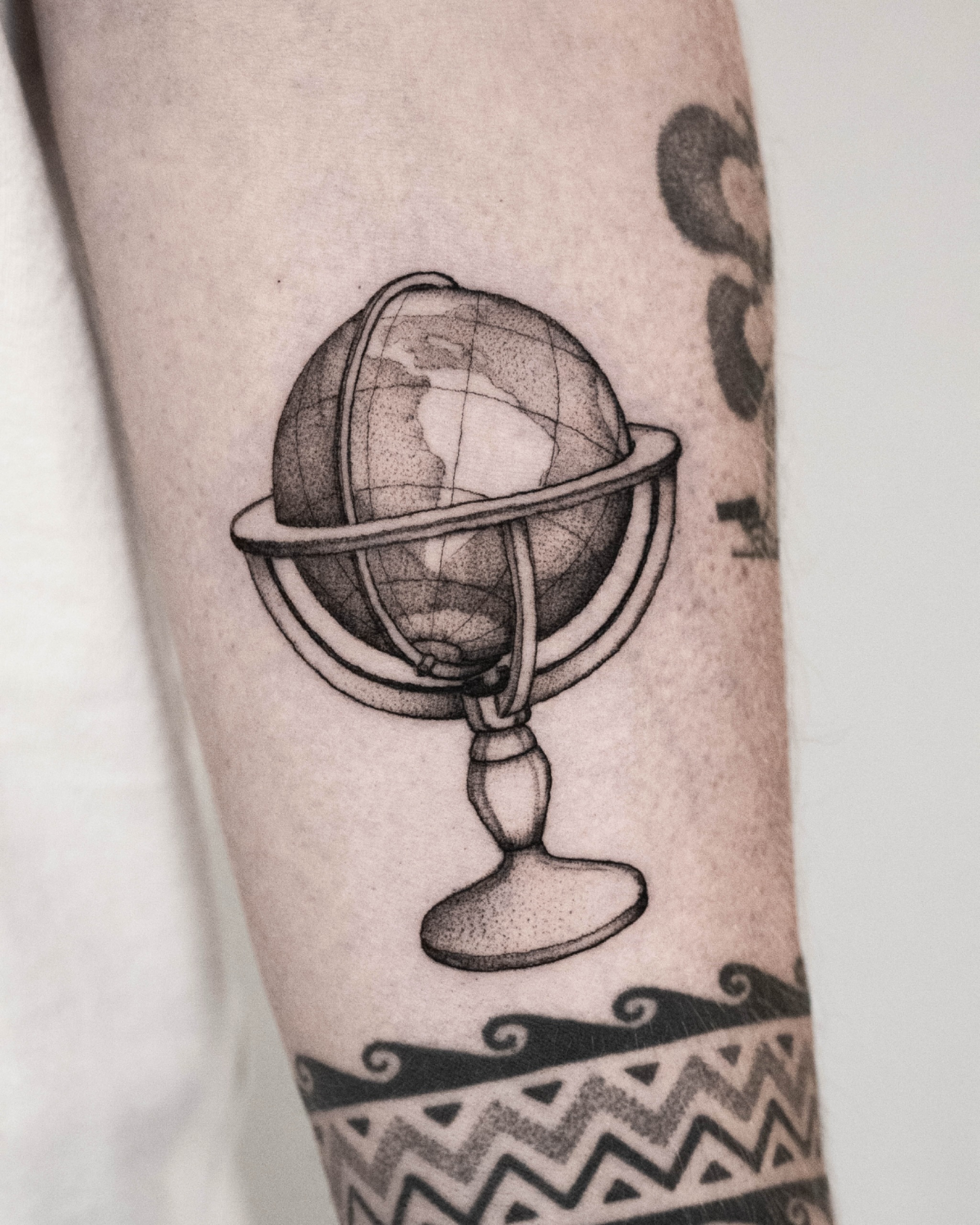 Thanks Roy for choosing one of my flash designs. A classic globe in blackwork, simple in concept, timeless in execution.
#flashtattoo #blackworktattoo #tattooart #tattoodesign #dotworktattoo #illustration #graphicdesign #dutchtattooer #eindhoventattoo #tattooeindhoven #minimalistictattoo #moderntattoo #blackwork #surrealism #finelinetattoo