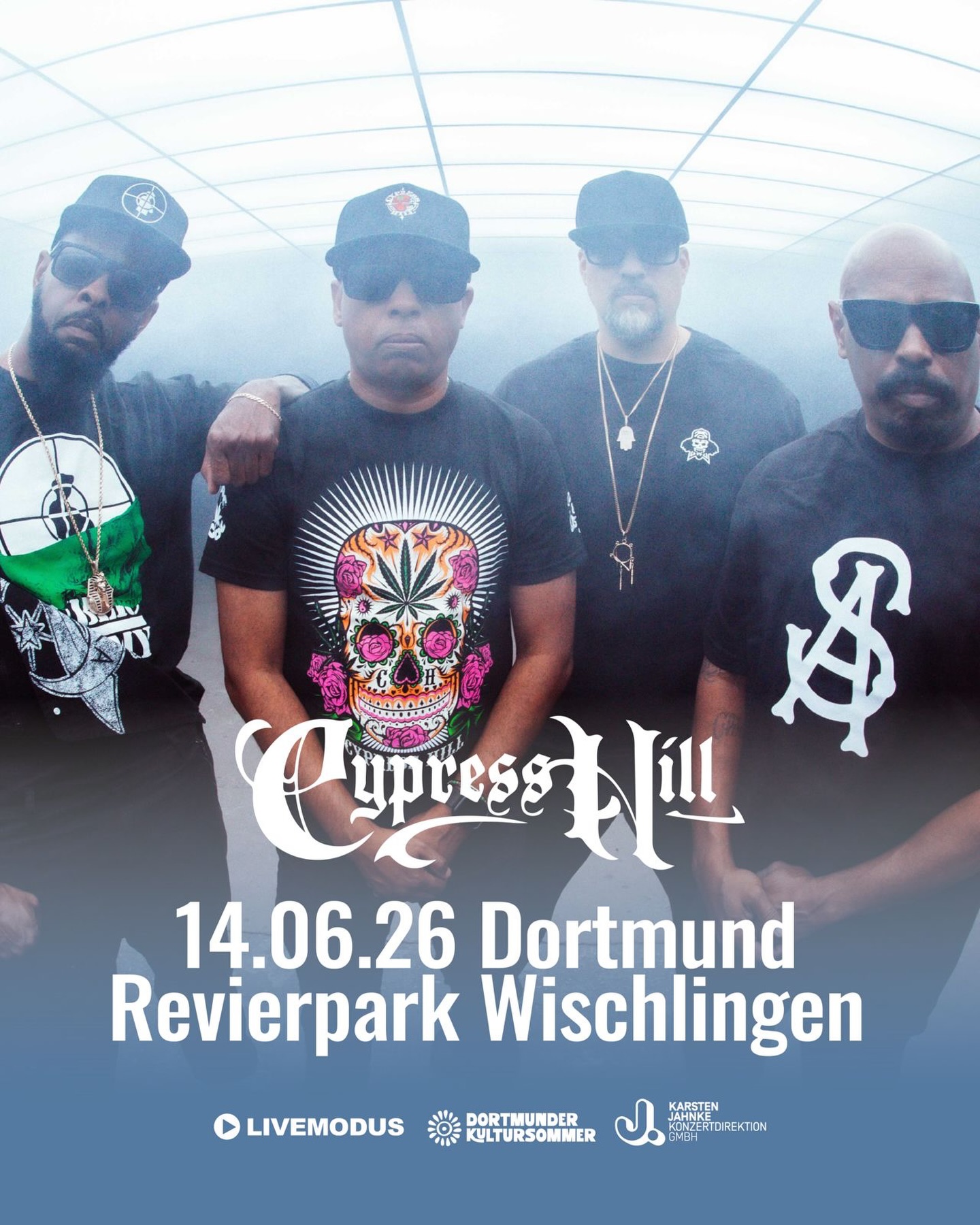 Cypress Hill - Dortmunder Kultursommer 2026
Cypress Hill kommen nach Dortmund!
Seit über drei Jahrzehnten prägen B-Real, Sen Dog und DJ Muggs den Sound einer ganzen Generation – kompromisslos, ikonisch und bis heute relevant.
Von Black Sunday über Insane in the Brain bis hin zum legendären Auftritt mit dem London Symphony Orchestra: Cypress Hill haben Hip-Hop-Geschichte geschrieben und schreiben sie weiter – laut, politisch und unverwechselbar.
Ein Open-Air-Abend mit Westcoast-Legenden, Klassikern für die Ewigkeit und der Energie einer Crew, die nie stehen geblieben ist.
Pflichttermin für alle, die Hip-Hop nicht nur hören, sondern fühlen.