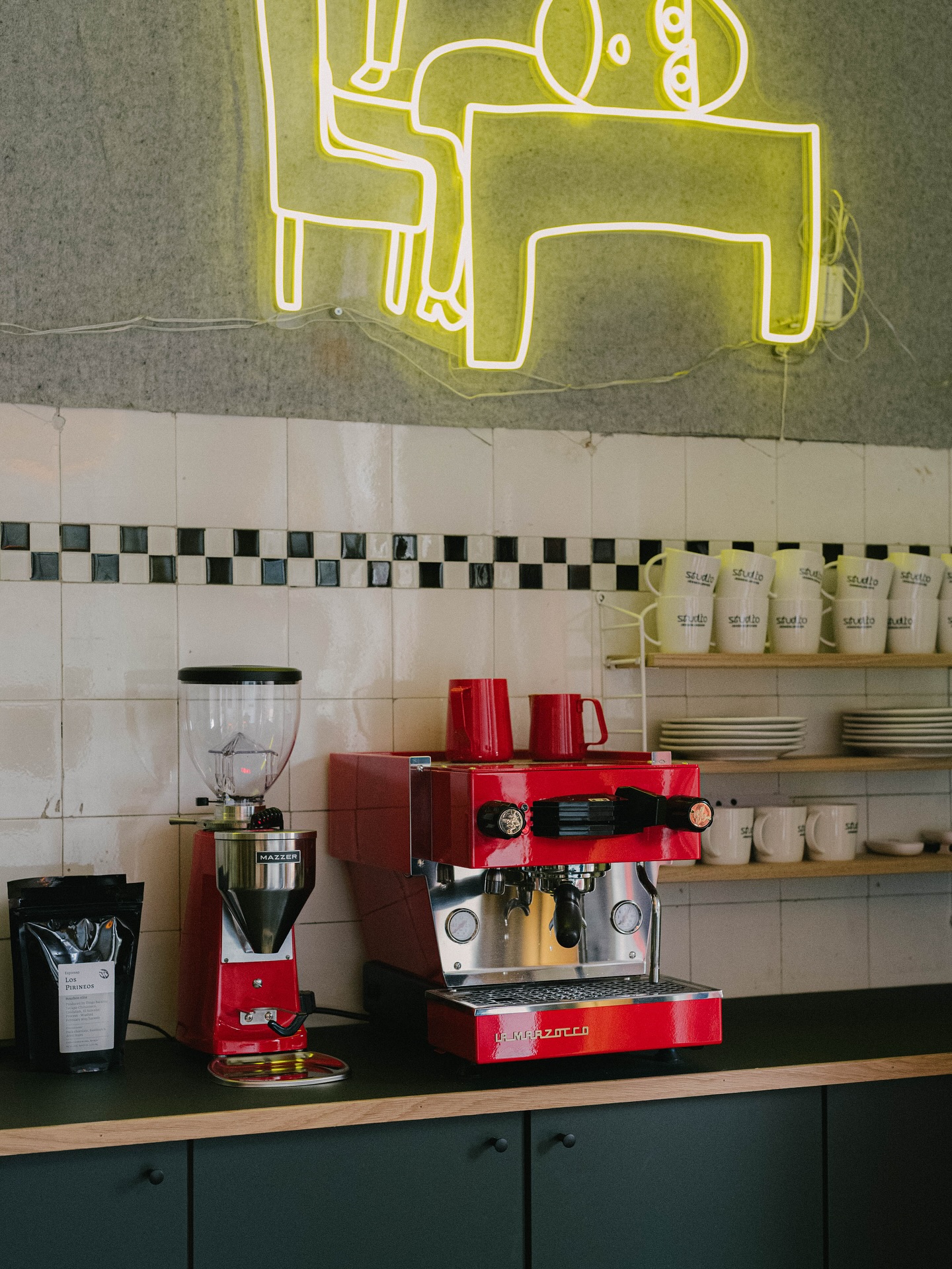 Italiensk håndverk med tradisjoner og kultur tilbake til 1927 gir oss espressomaskiner i meget høy kvalitet og er med å gjør @lamarzocco maskiner unike. Men ønsker du litt mer?
Alle har sin egen stil og sitt helt egne uttrykk. Hva med en espressomaskin og en espressokvern i akkurat den fargen du vil, kanskje en farge ingen andre har?
Unik farge eller custom color kan være med å øke karakteren på din espressomaskin! Vi samarbeider med gode lakkerere som er meget gode i sitt fag som kan gi deg noe eget og personlig.
Hvordan sette ditt unike preg på en La Marzocco espressomaskin? Les mer i vårt nyeste blogginnlegg!
🔗 Sjekk ut blogginnlegget via lenke i bio