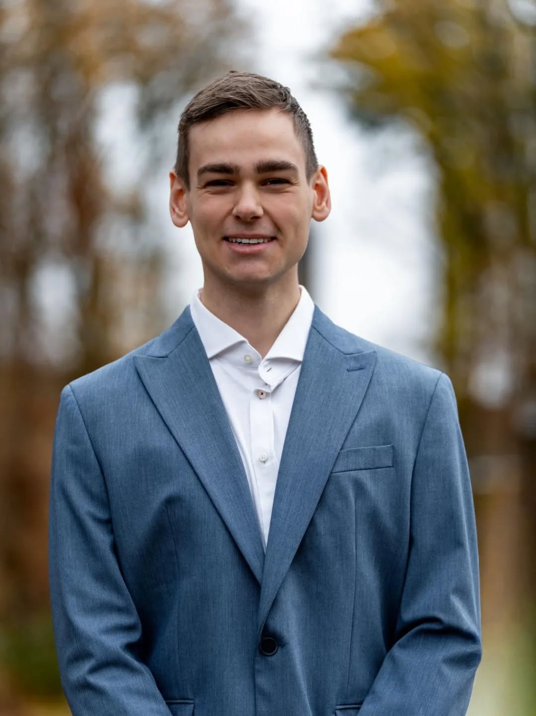 Penningmeester - Ties Lesmeister
Hey ik ben Ties, 19 jaar. Ik kom uit Soest en ben nu bezig met het tweede jaar van de Computing Science Bachelor op de Radboud. Twee jaar geleden heb ik m'n eerste camera gekocht nadat ik lang m'n telefoon heb gebruikt. Ik doe vooral wat streetfotografie en natuur, maar ben recentelijk ook wat aan get proberen met video. Mijn hobbies buiten fotografie zijn hardlopen, piano spelen en hiphop albums verzamelen. Fun fact over mij: ik ben bijzonder goed in telefoonnummers onthouden.
Ik ben dit jaar de penningmeester van de Cycloop, dus ik regel binnen de vereniging alles wat met geld te maken heeft. Je zult me vast ook veel zien bij de activiteiten en Cycloopavonden. Ik heb er heel veel zin in om met m'n medebestuur en jullie als leden er een geweldig jaar van te maken!
---
Treasurer - Ties Lesmeister
Hey, I'm Ties, 19 years old. I'm from Soest and am currently in the second year of the Computing Science Bachelor's program at Radboud University. Two years ago, I bought my first camera after using my phone for a long time. I mainly do street and nature photography, but I've recently started experimenting with video as well. My hobbies outside of photography are running, playing the piano, and collecting hip-hop albums. Fun fact about me: I'm particularly good at remembering phone numbers for some reason.
I am the treasurer of Cycloop this year, so I'll be handling everything related to finances within the association. You'll probably see me a lot at the activities and Cycloop evenings. I'm really looking forward to making this a fantastic year with my fellow board members and you, the members!
