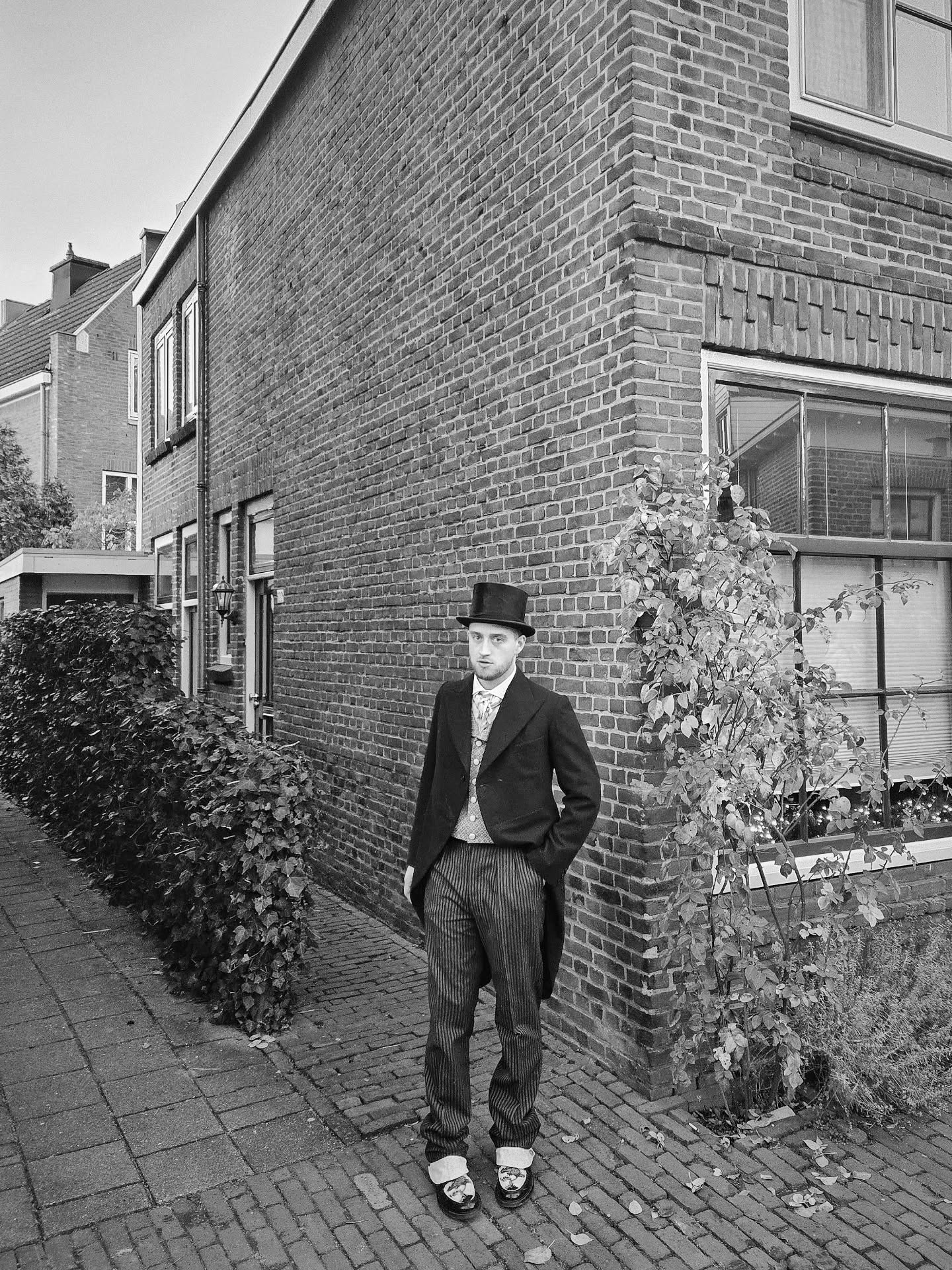 Three generations in #blackandwhite at the @dickens.festijn in #TheNetherlands 🎩
#Dickens #CharlesDickens #Deventer #Art #Theatre #Novel #EnglishLiterature #Classic