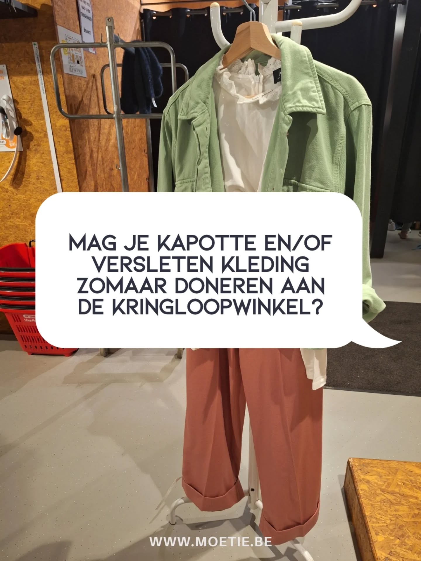 Naar aanleiding van een artikel op @vrtnws geef ik graag wat extra informatie over het al dan niet doneren van kapot textiel aan de kring(loop)winkel. Want ja helaas, het antwoord is niet eenduidig 🫣 ieder initiatief heeft zijn eigen voorwaarden en de ene kringloopwinkel is de andere niet 💚
Er is uit onderzoek ook gebleken dat niet alle kledij gedoneerd in de textielbakken van fast fashion ketens naar recycle initiatieven gaat (integendeel 🥲) en dat sommige textielbakken privé initiatieven zijn waar particulieren geld aan verdienen. Heel spijtig. Maar helaas ook: iets om rekening mee te houden! Check dus de voorwaarden en lees je in! Zo steun je de juiste instanties en help je mee aan het circulaire verhaal 🫶🏼.
Kleine moeite, grote impact ♻️💚 (écht waar)
Wat je ook doet: gooi textiel NIET zomaar in de vuilbak. Sinds januari 2025 is het volgens Europese regelgeving zelf verplicht om textielafval te scheiden van de rest om hergebruik te stimuleren.
Ken jij initiatieven waar je terecht kan? Tag ze hier of laat een comment achter 💬
PS. Vanavond ben ik te gast bij "Geld Gezocht" met meer tips rond tweedehands verkopen online (🤭) maar ook mijn gids is nog steeds te koop op mijn website 🙏🏼.
#circulairemode #circulairondernemen #geldgezocht