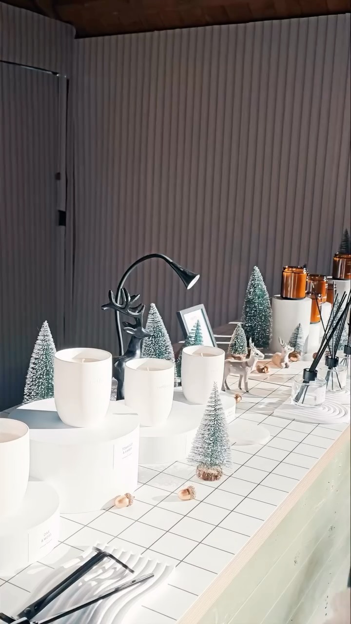 🎁 GSCHÄNKLI POSCHTE 🎁
Was wäre Weihnachten ohne ein entspanntes «Gschänkli-poschte» in festlicher Atmosphäre? ✨
Bei uns erwartet euch ein Markt voller Handwerkskunst & Design, der zum Stöbern und Entdecken einlädt – perfekt für die Liebsten oder euer eigenes Zuhause. 🛍️
🌟 Wechselnde Aussteller:innen: Jede Woche neue Designs und kreative Handwerksstücke – ein Wiederkommen lohnt sich!
🌟 Mini-Markt an den Wochenenden: Kleine Labels und kreative Produzent:innen bringen noch mehr Leben und Vielfalt in den Markt.
🌟 Flohmarkt-Hütte: Für alle Vintage-Fans – stöbert nach einzigartigen Schätzen, mit immer wieder neuen Aussteller:innen.
📅 Markt-Öffnungszeiten:
Montag – Samstag: 11:00 – 22:00 Uhr
Sonntag: 11:00 – 20:00 Uhr
Taucht ein in die magische Atmosphäre von Rudolfs Weihnacht und entdeckt Schönes für unter den Baum. Wir freuen uns auf euch! 🎄✨
#rudolfsweihnachtluzern #weihnachtsmarkt