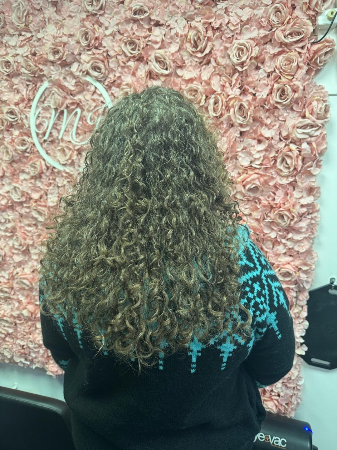 🌸 Gorgeous Ladies’ Perm by Our Curl Specialist, Vinnie. Soft, bouncy, effortless curls — and all natural-looking 😍✨
Vinnie worked his perm magic again, creating beautiful texture and movement for our client’s hair. The result? Curls that look fresh and full of life 💕
Perfect for adding volume, shape and long-lasting style. Whether you want soft waves or defined curls, Vinnie tailors every perm to suit your face shape, hair type and inspo ✂️✨
Thinking about a perm? This is your sign to go for it. Book with Vinnie — our perm specialist 🙌
#MarkJamesHair #LadiesPerm #PermSpecialist #CurlsForDays #TextureTransformation #StaffordHairdresser #SoftWaves #CurlyHairMagic