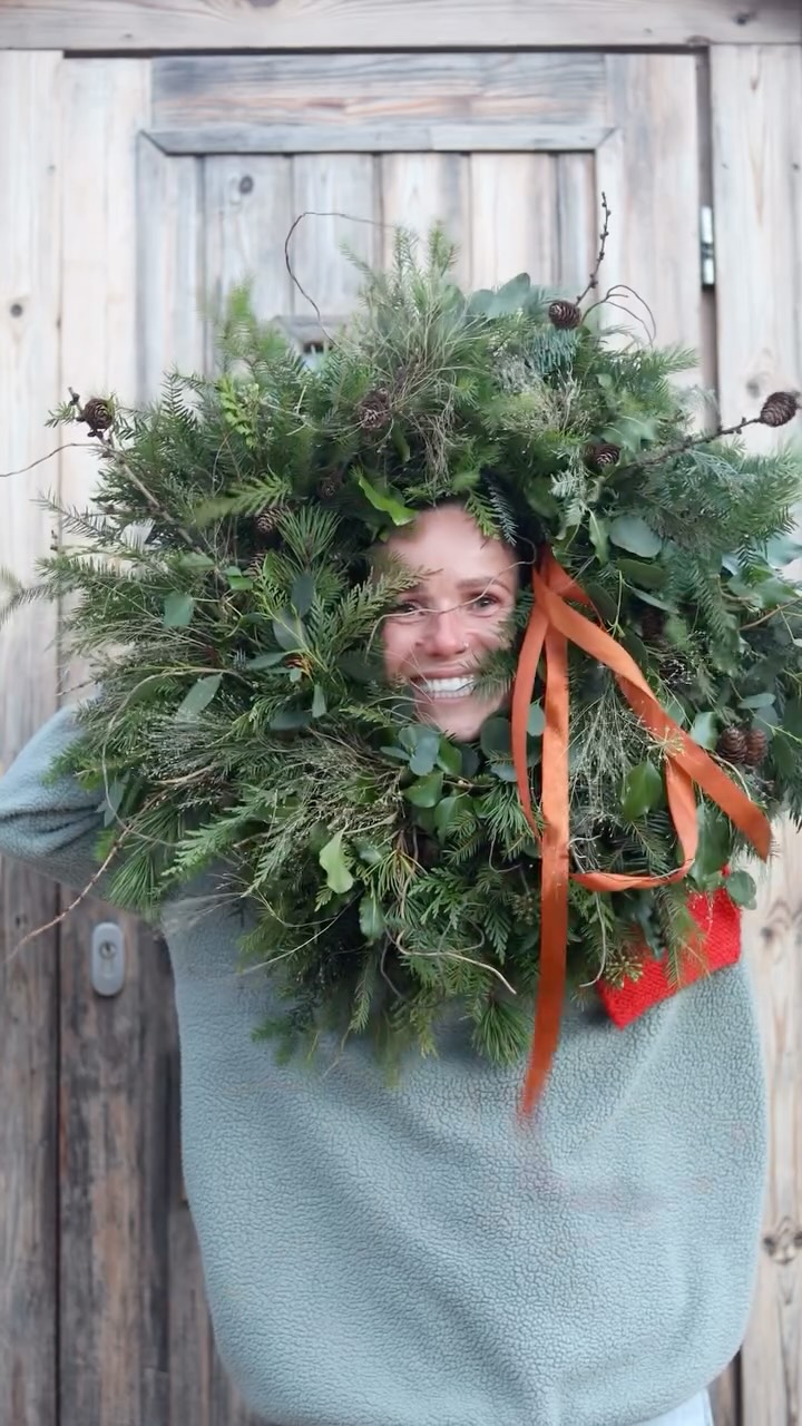 We are fully embracing the joy of the season down at the saunas. 🎅🎄✨
Want to join in, we are open every day till the 5th of Jan! ✨
Biggest thanks to @hazelmeadowflowers for these beautiful wreaths 🎄🌿✨
#tysawna #christmassauna