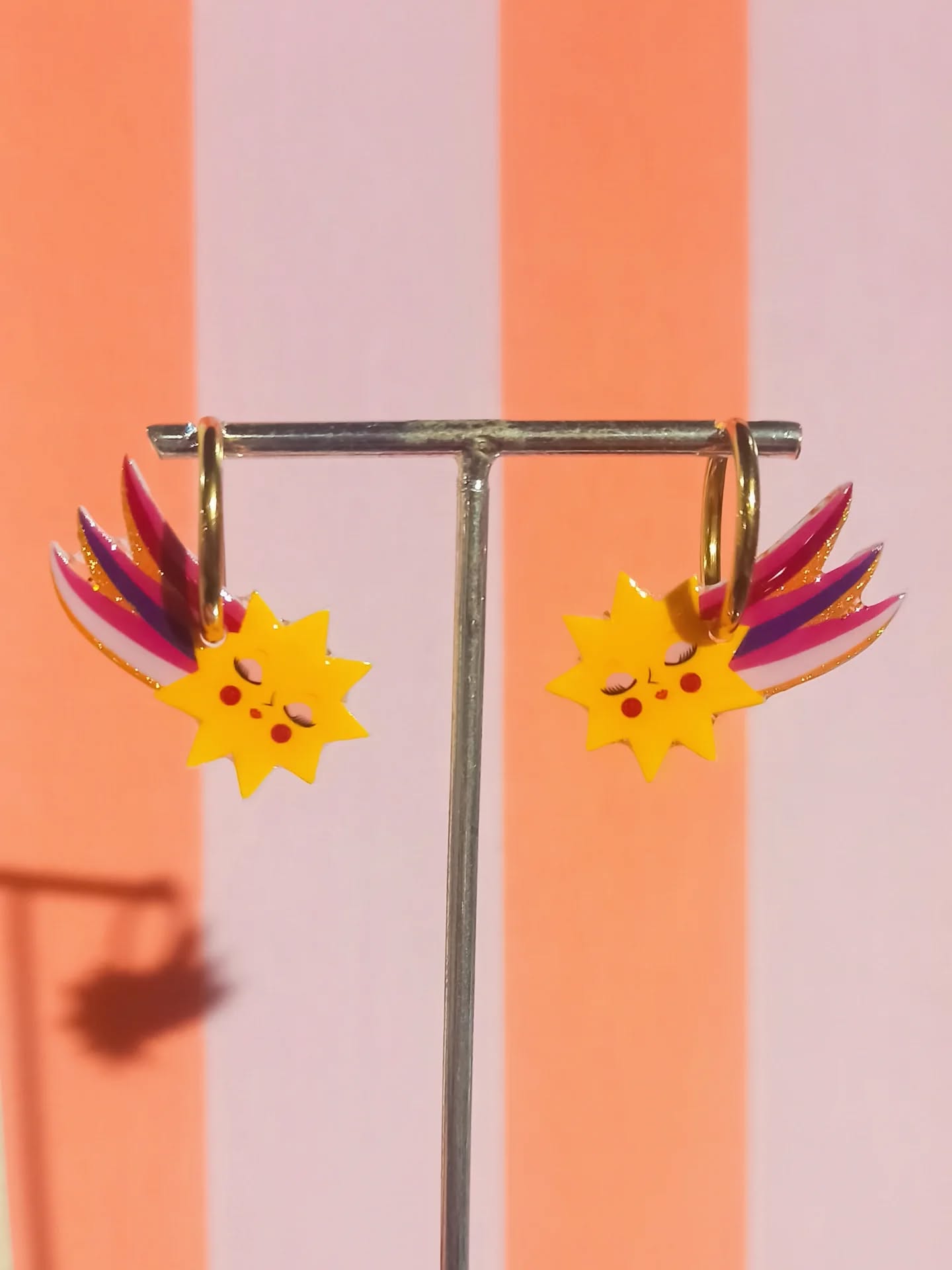 Est ce que j'ai crée des nouvelles boucles jusqu'à tard hier soir pour vous faire la surprise au marché de Noël de Clisson avec @joliesvilles ?
ABSOLUMENT !!! 😁
°°°
Venez me voir tout le week-end sous les halles! ;)
La boutique @linattendue_clisson est également ouverte tout le week-end !
°°°
#bouclesdoreillesfantaisies #creoles #bouclesdoreilles #illustration #art