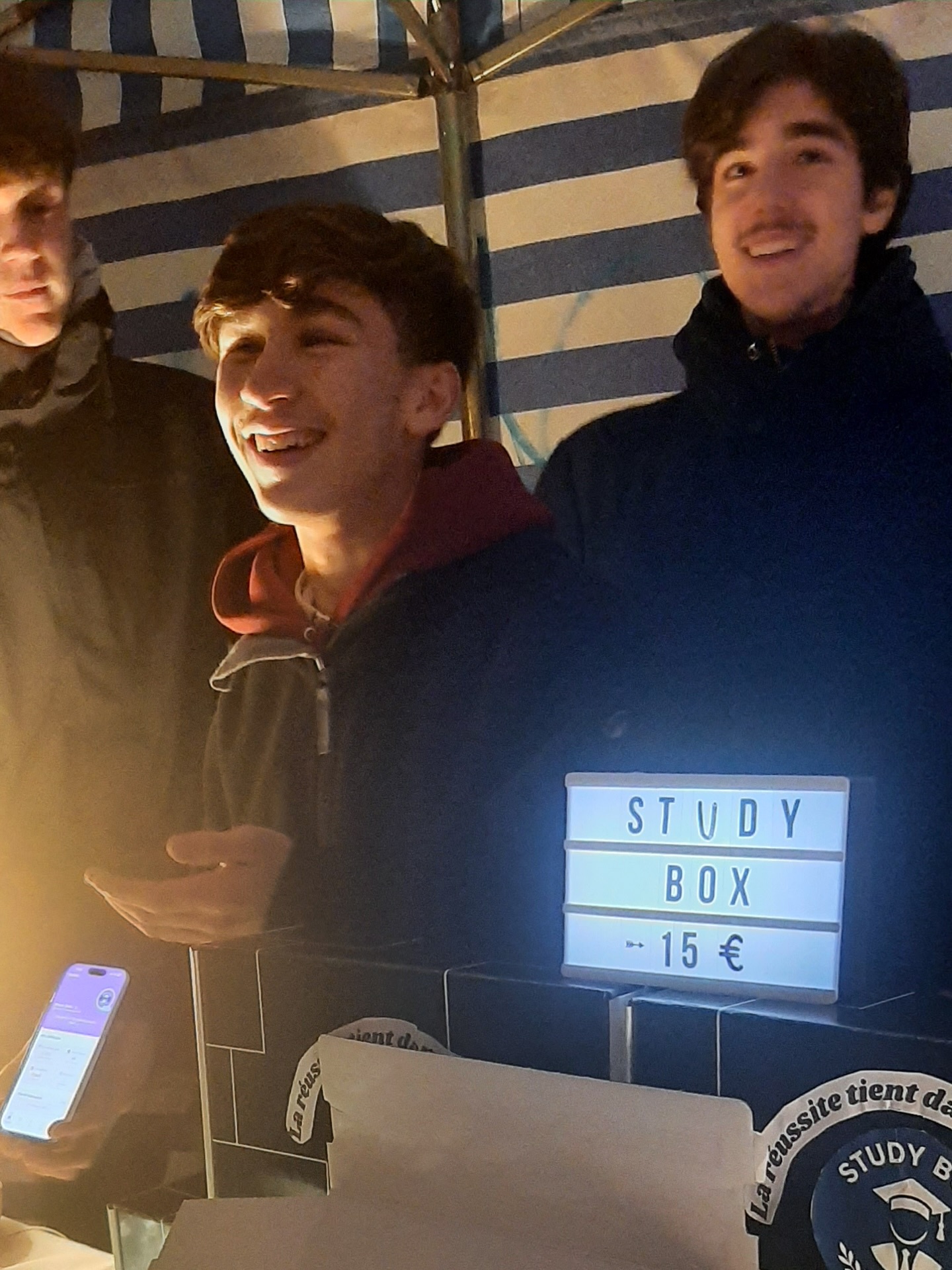 Les élèves de notre école qui portent un projet de mini-entreprise décrochent la 2e place au Marché de Noël du Rouge-Cloître à Auderghem, parmi 30 projets en compétition ! Bravo à ces jeunes entrepreneurs pour leur créativité, leur engagement et leur professionnalisme. Une belle reconnaissance de leur travail et de leur esprit d’initiative !
👏 Félicitations à toute l’équipe !
#AthénéeRoyalCrommelynck #MiniEntreprise #Entrepreneuriat #FiertéDécole #ÉducationParLAction #Auderghem