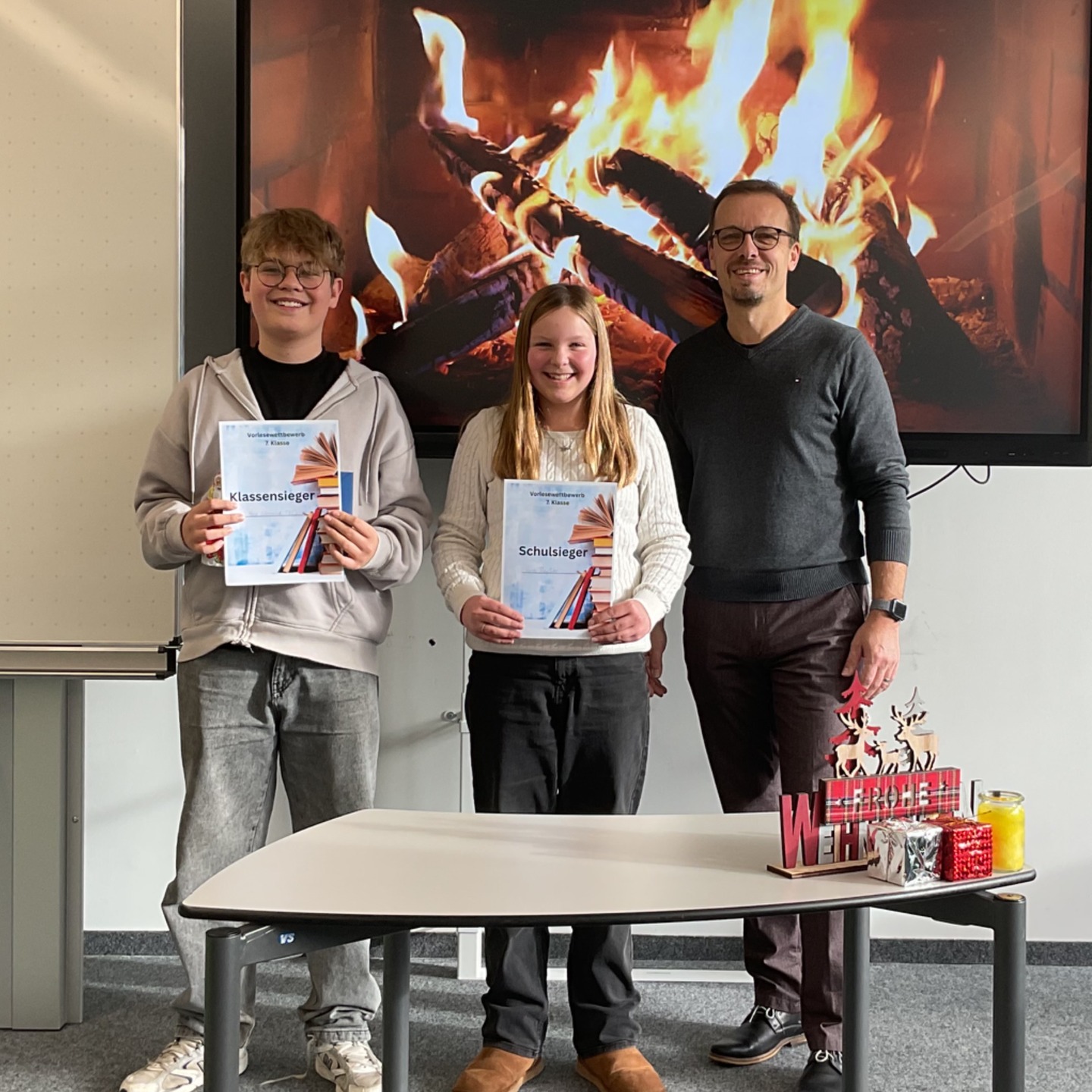 Zum ersten Mal gab es in diesem Jahr einen Vorlesewettbewerb für die 7. Klassen. Die zwei besten der Jahrgangsstufe dürfen im Februar nach Schwandorf, um unsere Schule zu repräsentieren. Herzlichen Glückwunsch!