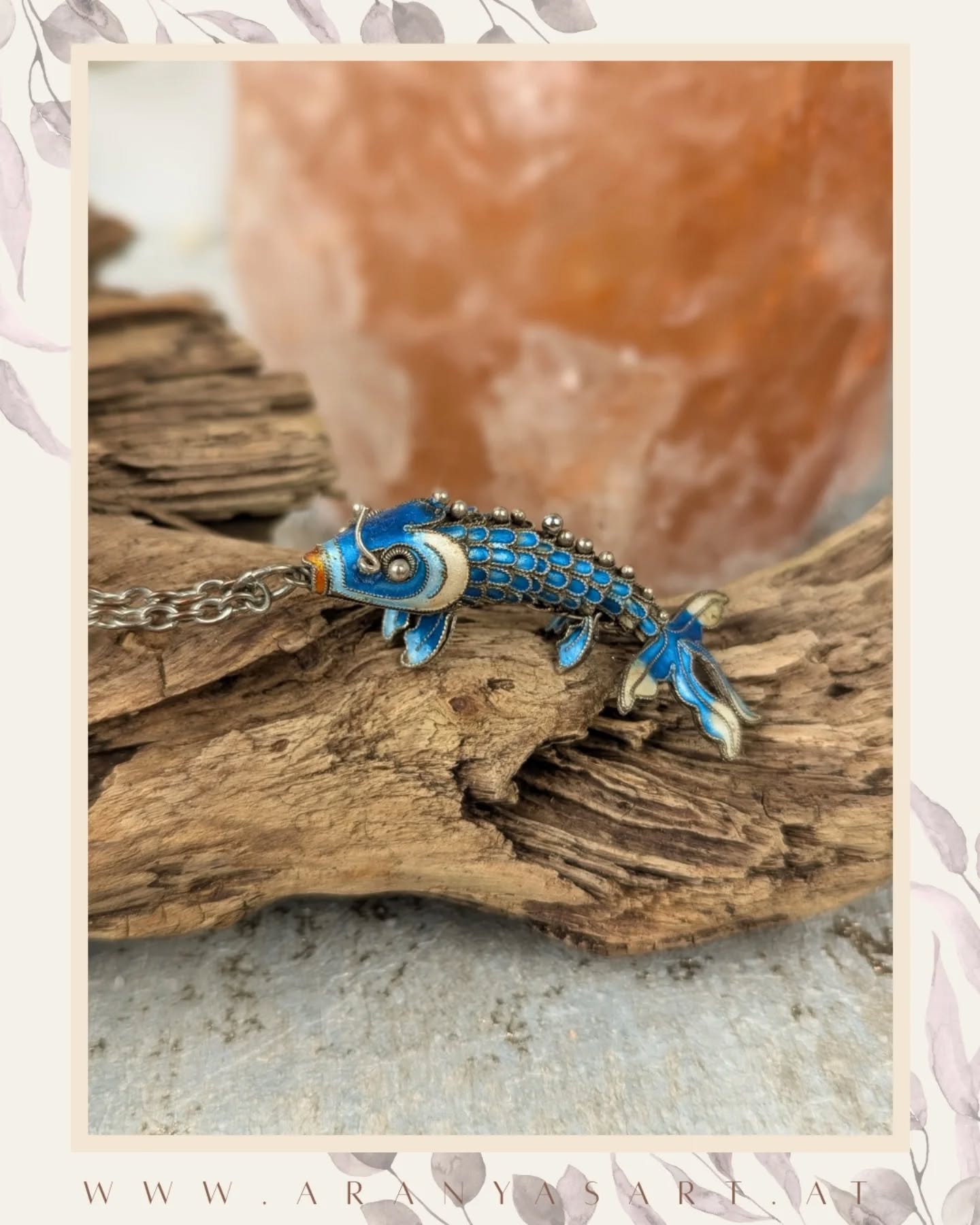 Hallo ihr Lieben 😌✨ heute öffnen wir das 16. Fenster:
❤️ ein ganz persönliches Fenster, das mir besonders am Herzen liegt.
🐟Ein japanischer Emaille-Fisch, den mein Vater um 1965 in Japan gekauft hat, als er dort für "Holiday on Ice" arbeitete.
✨Schon als Kind war ich fasziniert von diesem filigranen Stück Handwerkskunst. Es war für mich immer mehr als nur Schmuck.
🌈🤍🫂Nach dem Tod meines Vaters vor 14 Jahren ist dieser Fisch zu meinem ganz persönlichen Erbstück geworden. Ich halte ihn in Ehren, habe ihn sogar selbst repariert, da einige Glieder gebrochen waren.
🍀Er ist eine Erinnerung, ein Glücksbringer und die eine Botschaft:
Wahrer Wert bleibt.
Genau das ist auch die Leidenschaft von Aranya's Art:
💚🌟Die Wertschätzung für Handwerk, für die Liebe zum Detail und für Stücke, die nicht nach einer Saison im Müll landen. In einer Welt der Wegwerfartikel ist dieser Fisch mein leuchtendes Symbol dafür, dass es sich lohnt, in Qualität, Geschichte und in Dinge zu investieren, die uns emotional tragen.
Welches Schmuckstück trägt deine wichtigste Erinnerung? Erzähle es mir in den Kommentaren! 👇
Herzliche Grüße
Eure Katharina
@aranyasart
#AranyasArt #Handwerkskunst Erbstück #glücksbringer Wertschätzung Japan