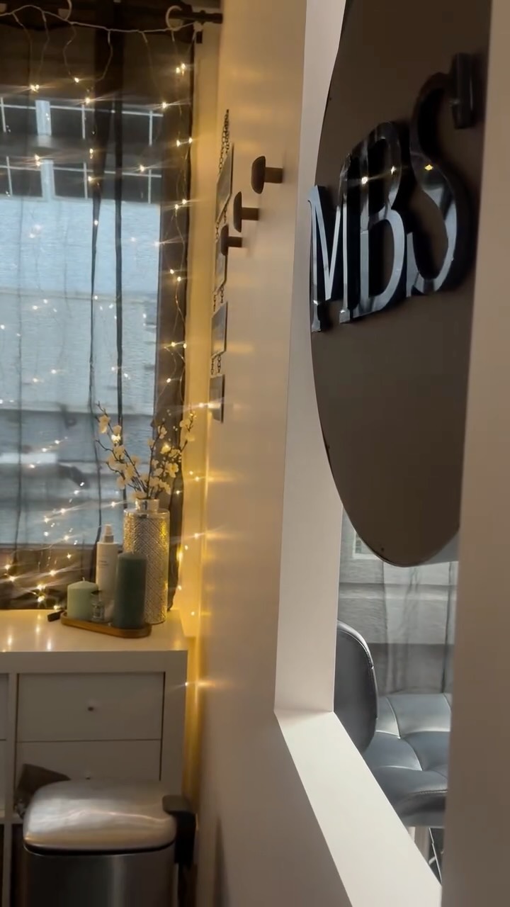 Ça fait maintenant 2 mois que j’ai ouvert ce nouveau local 🥹 J’ai attendu, attendu… en me disant : “Je posterai le résultat quand tout sera vraiment fini.”
Sauf qu’on connaît la vérité : si j’attends la perfection, je ne vous montrerai jamais rien 😂
Il reste encore des détails, des finitions, des ajustements… mais c’est la réalité d’un projet de cette ampleur 🤯
Cet endroit, je l’ai construit au milieu des travaux, des allers-retours, des imprévus, des semaines compliquées, des larmes de joies et de peur, des sacrifices qu’on ne voit pas à l’écran.
Acquérir ce local, ce n’était pas un petit pas, c’était un vrai engagement, dans tous les sens du terme.
Mais aujourd’hui, j’ai cette sensation d’être exactement là où je devais être 🫂
Et pour celles qui attendent la suite… il reste une cabine que je n’ai volontairement pas dévoilée… Je vous explique très bientôt pourquoi 🤫
Merci de continuer à suivre l’évolution de MBS, même quand ce n’est pas “instagram perfect” 👸🏽
On avance, on construit et on ajuste….
Et l’histoire continue 🪩🫶🏼
Des remerciements tout particuliers à @bci_renovation & @poncycalixtechristine & mes ami(e)s 🖤