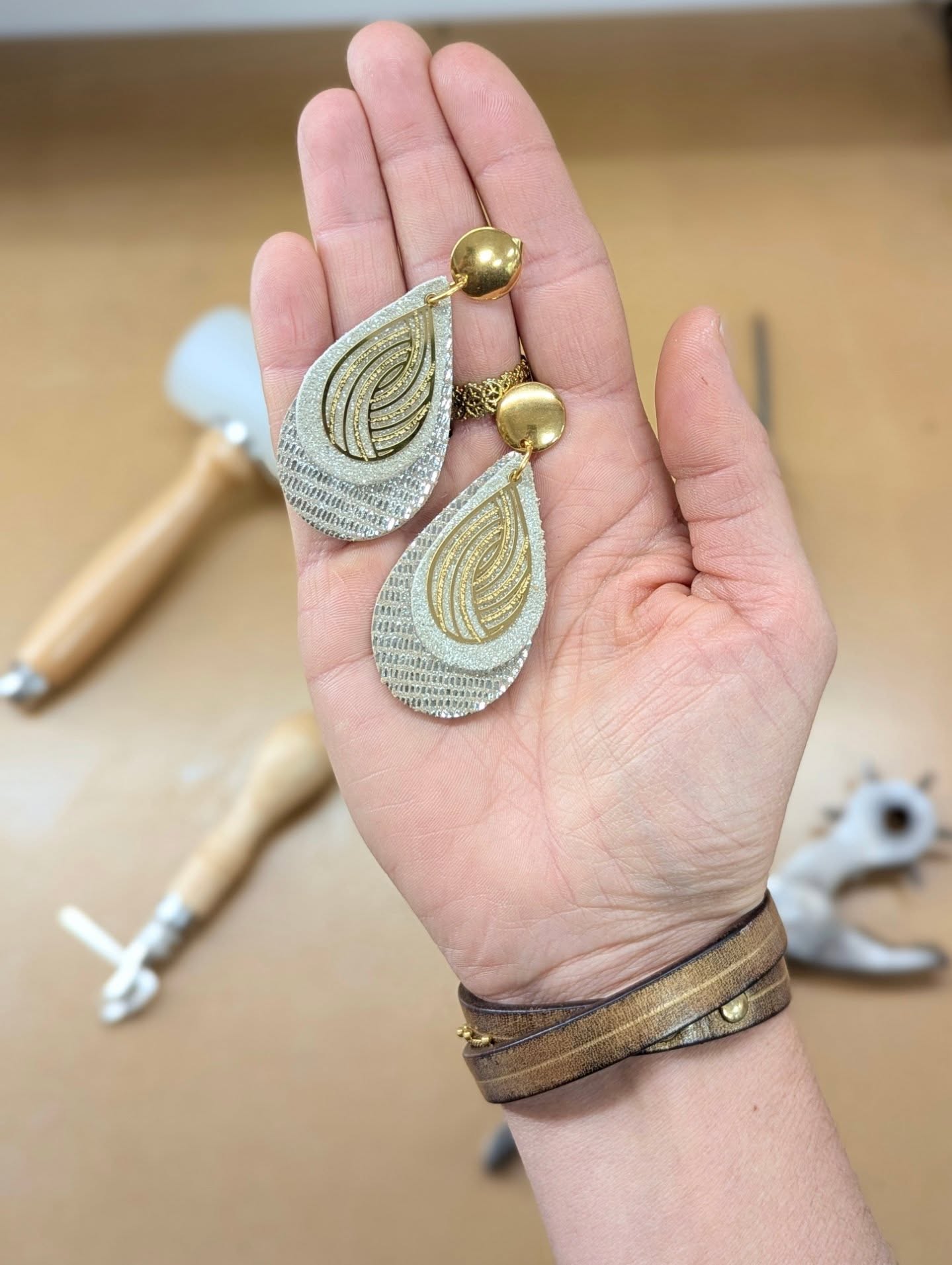 🎄 Où en es-tu pour Noël ? 😝
🧑🎄 Noël se prépare ici, à Montjean-sur-Loire, dans mon atelier-boutique.
Je vous y accueille avec le sourire pour prendre le temps de découvrir mes créations en cuir, échanger, flâner et choisir vos cadeaux de Noël en toute tranquillité.
🎁 Des pièces de maroquinerie faites à la main, personnalisées, uniques sur mesure... À offrir, à aimer et à garder longtemps.
Passez la porte de l’atelier, vous y serez toujours les bienvenus.
Et puis si vous voulez trouver des jeux, des livres, des mangas, des BD et d'autres créations artisanales, vous êtes à la bonne adresse, avec la boutique de Mickaël de la @labandeagaston
Noël Le 36 : ouvert non stop jusqu'au 24 décembre
36 rue d'Anjou
Montjean-sur-Loire
10h-12h et 14h-19h
Bonne soirée
Marion
#cadeauxdenoel
#artisanatlocal
#montjeansurloire