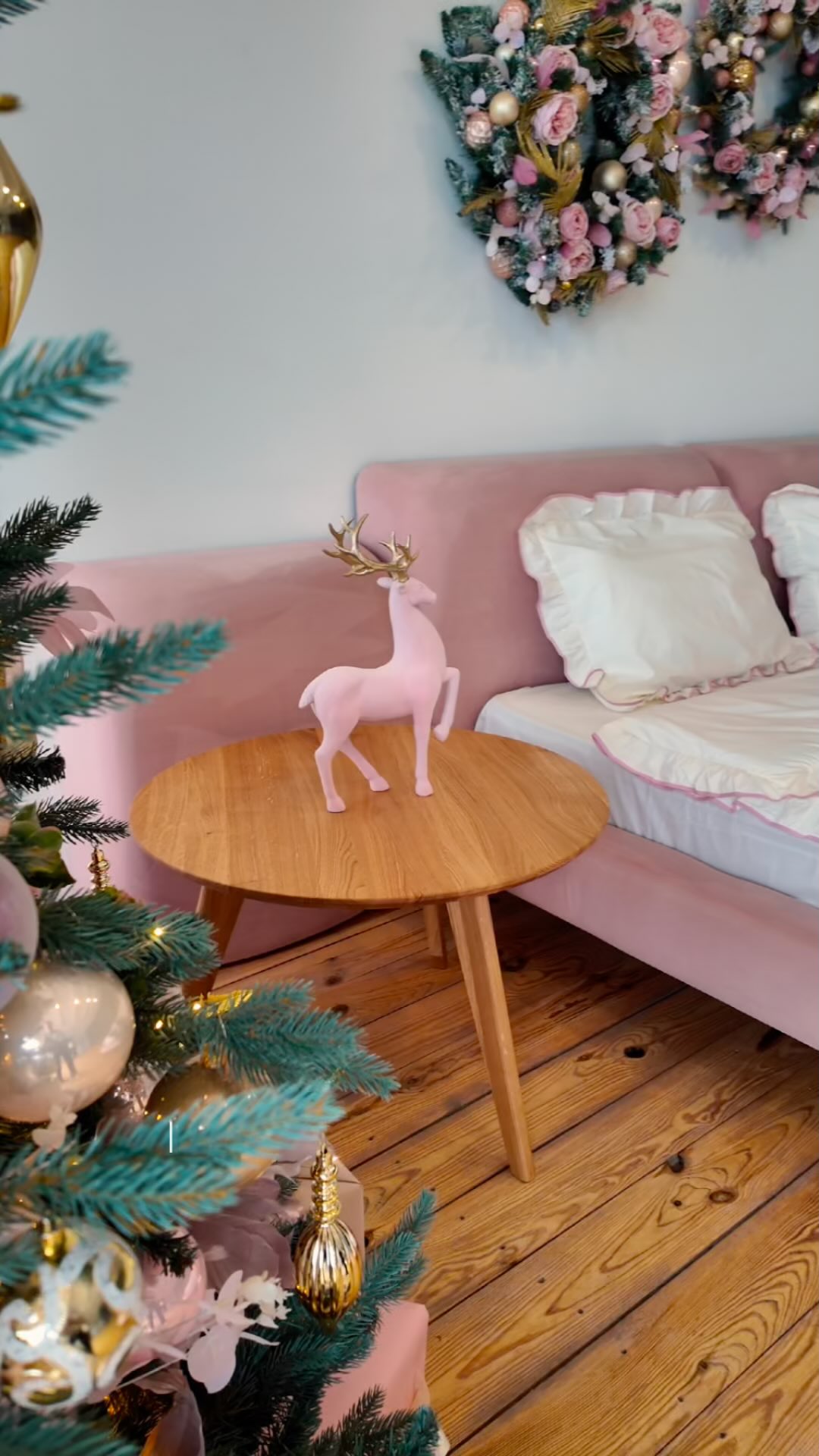 Stolik, który zmienia nastrój całego wnętrza 🤎
Dębowy stolik Dante łączy naturalną elegancję i prostą, ponadczasową formę. Szlachetna faktura drewna i stabilna podstawa sprawiają, że pasuje zarówno do klasycznych, jak i nowoczesnych aranżacji.
Idealny na zimowe wieczory – na kubek herbaty, dobrą książkę albo świąteczne słodkości. To ten jeden detal, który wnosi do przestrzeni ciepło, spokój i codzienną wygodę.
✔️ 2 rozmiary do wyboru: średnica 50 cm i 70 cm
🪵 Lite drewno dębowe
🏡 Do salonu, sypialni lub strefy czytania
Odwiedź nasze salony w Gdańsku i Łodzi lub zamów na stronie Cozy Wood