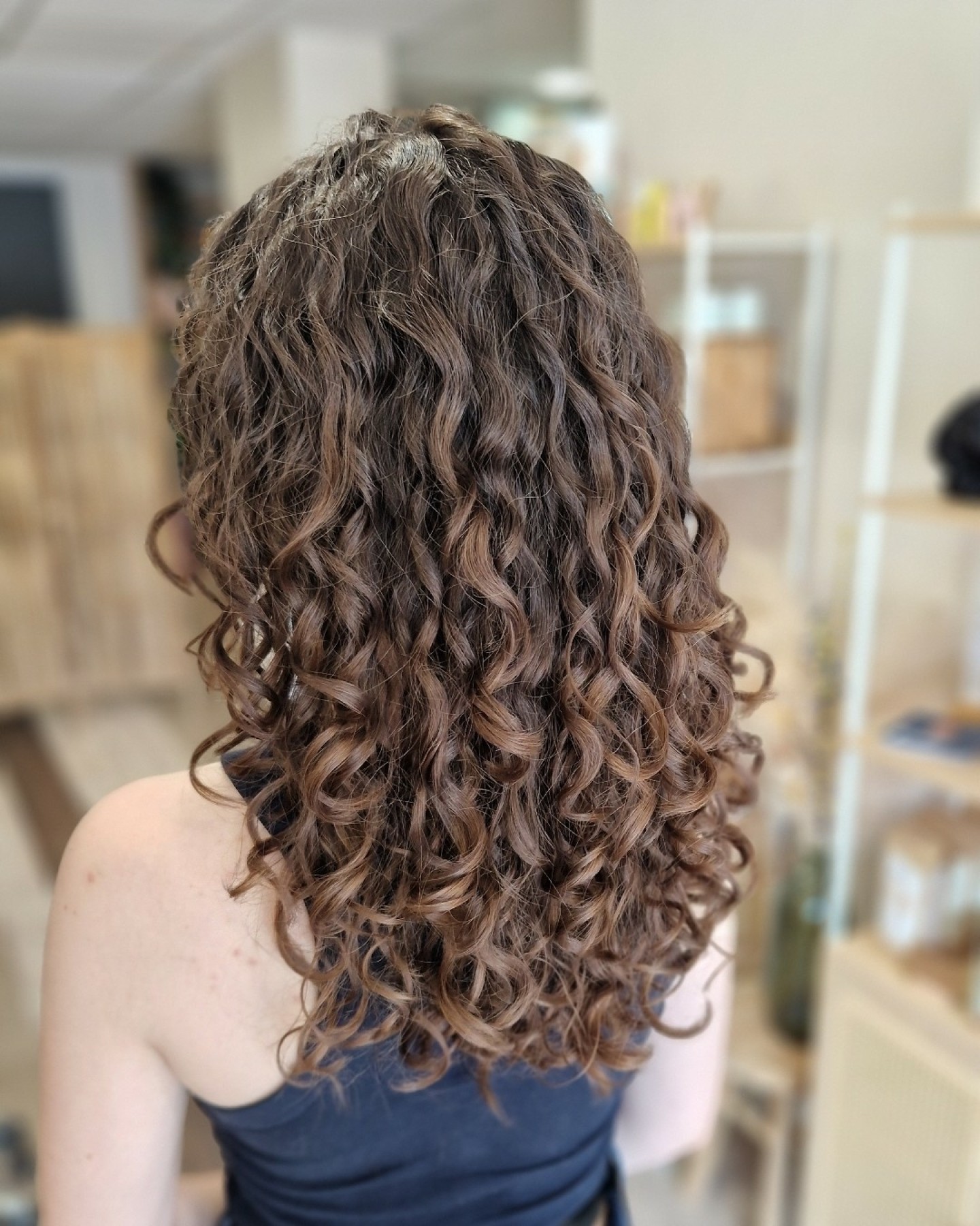 Une coupe qui redonne du rythme à ses boucles ✨
💙 Définition, légèreté, structure : un vrai renouveau !
Tu valides ?!
