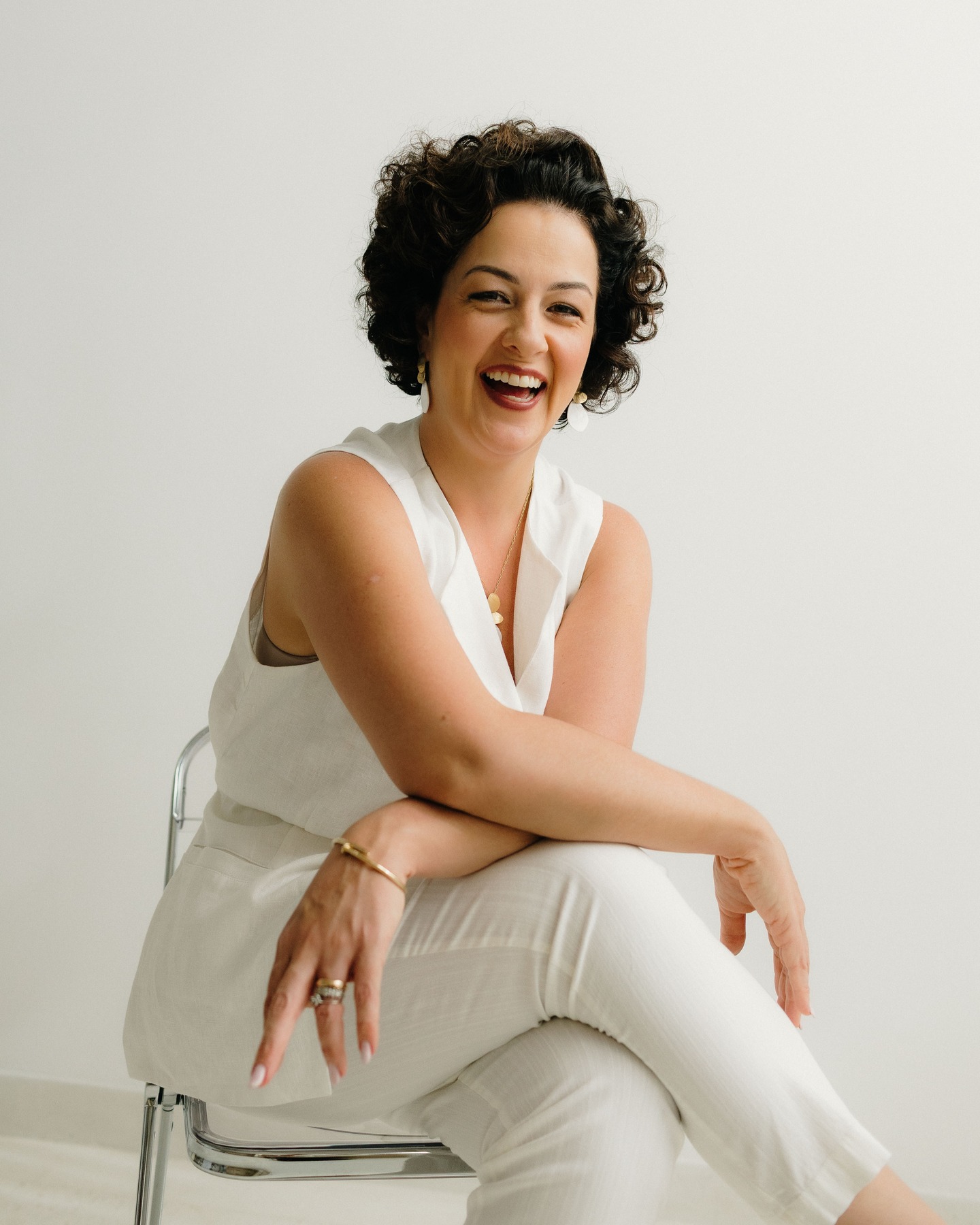 Bruna é feita de gente.
De encontros, de risadas altas, de vínculos que atravessam fases, cidades e histórias. De quem passa por muitos lugares, mas nunca passa sozinha. Afinal, cria laços por onde vai.
Ela constrói a empresa do mesmo jeito que constrói relações: com presença, verdade e cuidado real. Olha para o detalhe, mas nunca perde o todo. Pensa nos processos, mas coloca as PESSOAS sempre no centro.
Bruna é família, é conversa boa, é riso que contagia. É leve sem ser superficial. Forte sem precisar endurecer.
Que os próximos anos venham do jeito que você gosta: com gente por perto, histórias para contar, gargalhadas sinceras e muitos momentos que valem a pena ser vividos.
Feliz aniversário!
Com amor,
Alice e Lívia 🧡