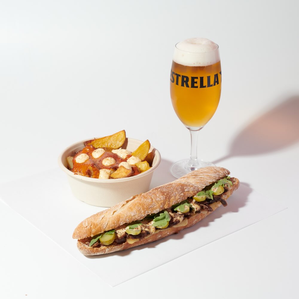 🔥 COMBOS QUE LO PETAN 🔥
Porque elegir solo una cosa ya no se lleva… en Sand Farcit venimos con combos bien farcits 😏🥪
👉 COMBO SINGLE – 14,00€
Perfecto para cuando tienes hambre pero no para compartir 😌
Incluye:
🥖 1 bocadillo
🍟 1 side
🥤 1 bebida
👉 COMBO DÚO – 22,00€
Para venir en pareja, con tu colega o para el que siempre dice “yo pico” 👀
Incluye:
🥖🥖 2 bocadillos
🍟 1 side
🍺🍺 2 bebidas
Más sabor, más plan y cero complicaciones.
Tú eliges el combo, nosotros nos encargamos de que salga 🔥
📍 Disponible ya en Sand Farcit
¿Single o Dúo? Te leemos 👇💬