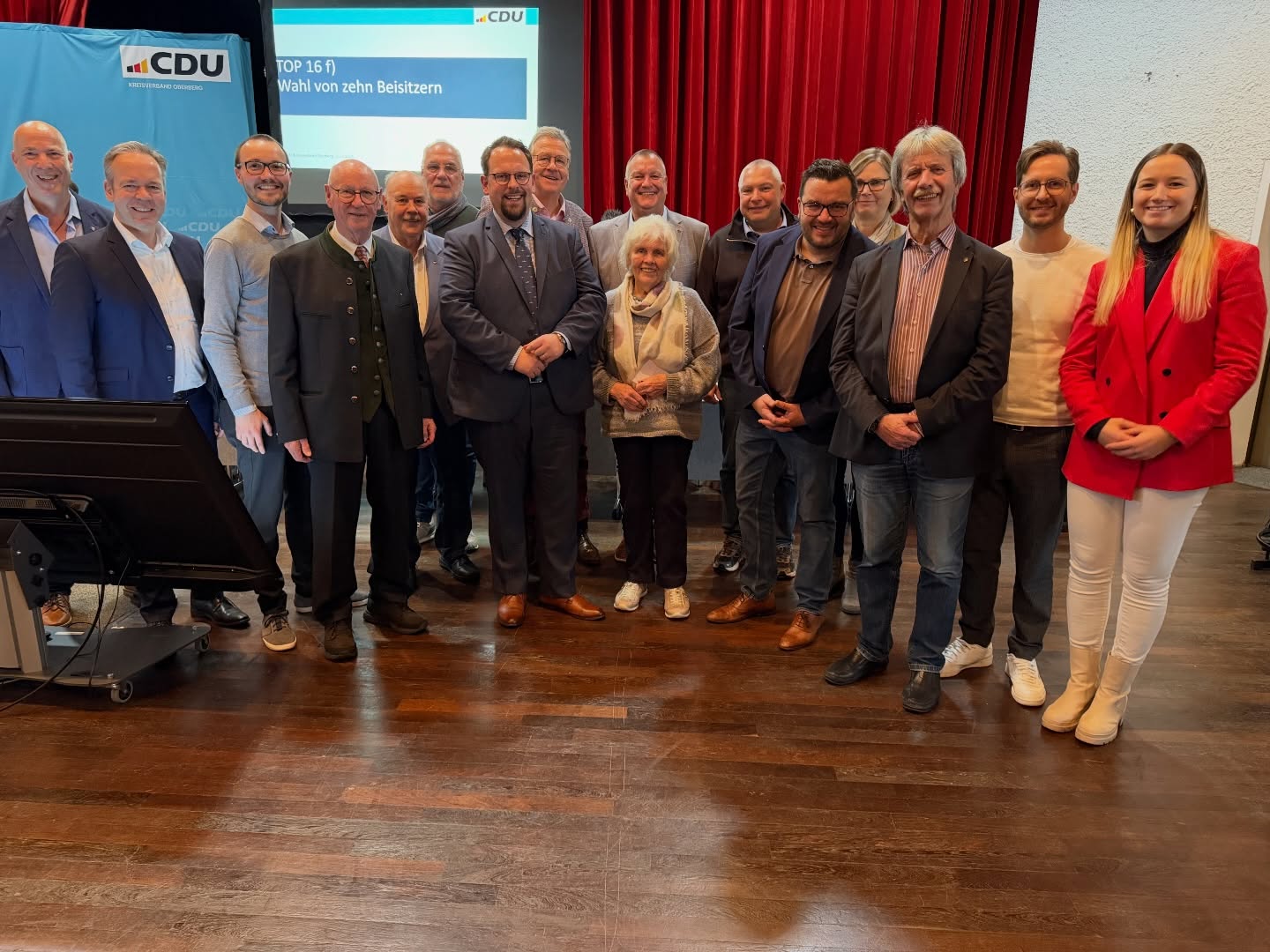 Ein erfolgreicher Kreisparteitag liegt hinter uns - mit zahlreichen Delegierten waren wir vor Ort in Radevormwald. Als besonderen Gast durften wir den Vorsitzenden der CDU-Bundestagsfraktion @jensspahn MdB begrüßen. Wir gratulieren dem neuen Vorsitzenden der @cdu_oberberg Thomas Jüngst ganz herzlich zu seinem neuen Amt und wünschen ihm für diese Aufgabe stets ein ruhiges Händchen sowie viel Erfolg! 🚀 Wir freuen uns außerdem, dass mit Jörg Jansen (stv. Vorsitz), Karl-Heinz Richter und Ronja Breuer (jeweils Beisitzer) drei Gummersbacher im Kreisvorstand vertreten sind💪