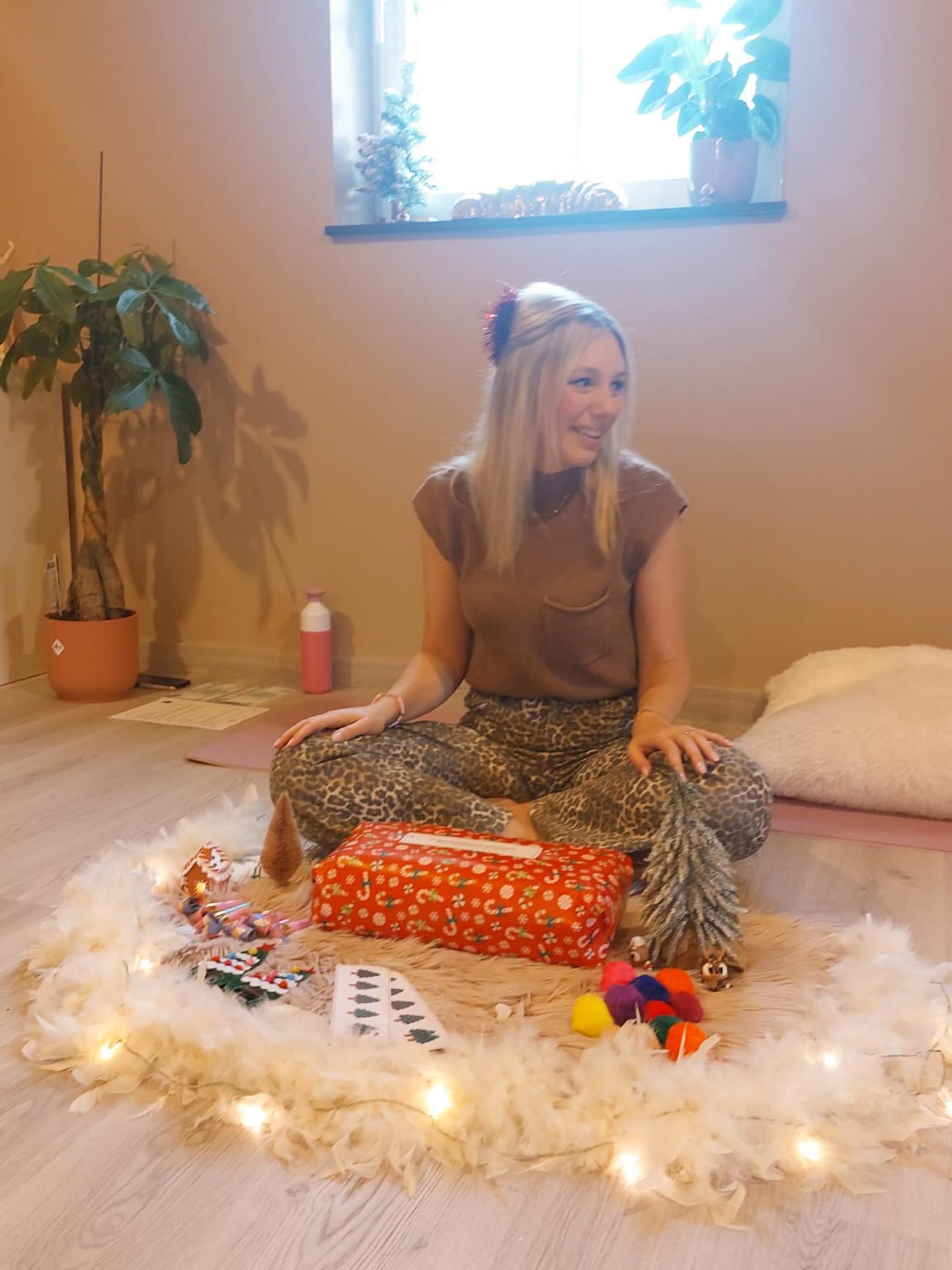 Ik ben nu een jaar bezig met Alohi-lessen te geven in mijn praktijk. Ik koos er bewust voor om deze versterkende methodiek in te zetten om de verbinding tussen ouders en kinderen te versterken. En dat brengt mij echt ontzettend veel voldoening! 🤎 (Valt het af te lezen van mijn gezicht?!)
In elke les komen de 6 Alohi-stappen aan bod:
💛 ontladen
💜 yoga
💚 massage (mijn favoriet)
🩵 ademhaling
🩷 meditatie
🤍 (creatief) positief babbeltje
Telkens verpakt in een ander thema en met een bewust gekozen achterliggend doel. Zo kan je als ouder zelf aanvoelen of het aansluit bij wat jouw gezin nodig heeft.
In 2026 plan ik met veel warmte weer lesjes in voor de kleuters en voor de kinderen uit de lagere school in combinatie met een (plus)ouder, grootouder, tante, nonkel, meter, peter…
Ik hoop stiekem dat één van mijn lesjes in 2026 ook eens op jouw planning mag staan!
Merci @tina__peter_elisa_mauro voor de toffe foto!
#verbinding #gezin #ouders #kinderen #alohi #emotieregulatie #veerkracht #opvoeden