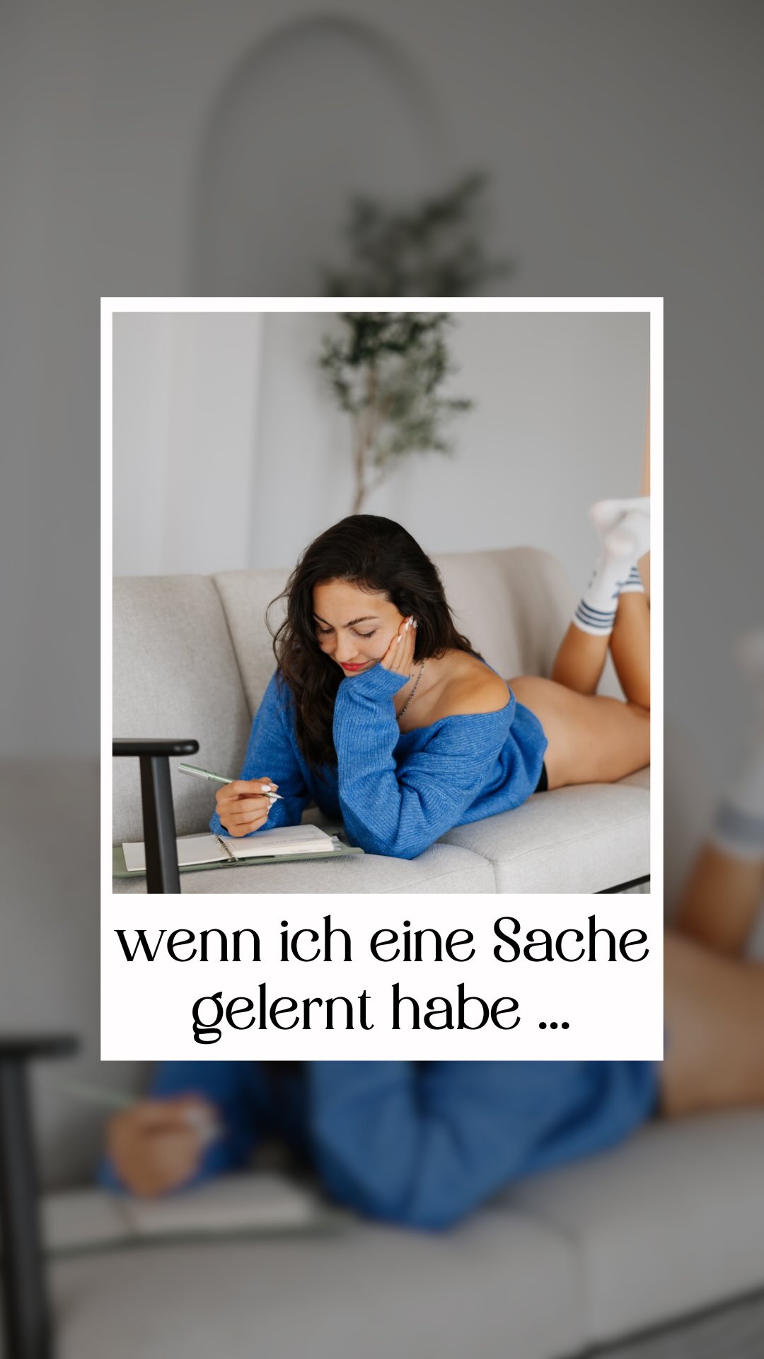 Montag auch.
Der 1. des Monats sowieso.
Und „wenn’s ruhiger wird“ ist vermutlich die größte Lüge, die wir uns selbst erzählen.
Die meisten Menschen warten auf den perfekten Zeitpunkt,
ohne zu merken, dass sie damit nur eines tun:
sich selbst auf später verschieben.
Aber Veränderung wartet nicht.
Energie wartet nicht.
Klarheit wartet nicht.
Dein Leben wartet nicht.
Es gibt keinen besseren Moment.
Es gibt nur ehrliche Momente.
Und dieser hier – der, in dem du spürst, dass du eigentlich schon längst losgehen wolltest – ist einer davon.
Wir glauben so oft, dass wir noch einen Plan, noch mehr Mut, noch mehr Zeit brauchen.
In Wahrheit brauchen wir nur eines:
Eine Entscheidung.
Nicht am Montag.
Nicht im Januar.
Nicht „wenn die Kinder größer sind“,
„wenn’s im Job entspannter wird“,
oder „wenn ich mich bereit fühle“.
Sondern jetzt.
Im Unperfekten.
Im Alltag.
Mitten im Chaos.
Weil echte Veränderung immer dort beginnt,
wo du aufhörst zu warten.
Was schiebst du gerade vor dir her,
obwohl du tief drin weißt,
dass du längst ready bist? ✨
Love & Glow,
Franzi 🦋
#selbstbestimmtleben #femaleempowerment #weiblichegesundheit #frauenimalltag #rausausdemkopf #mindsetshift #entscheidungsfreude #persönlicheweiterentwicklung#selbstfürsorge #authentischleben #intuitivesleben #glowupjourney #frauenpower #neuewegegehen #menschenimwandeln #januaryisalie