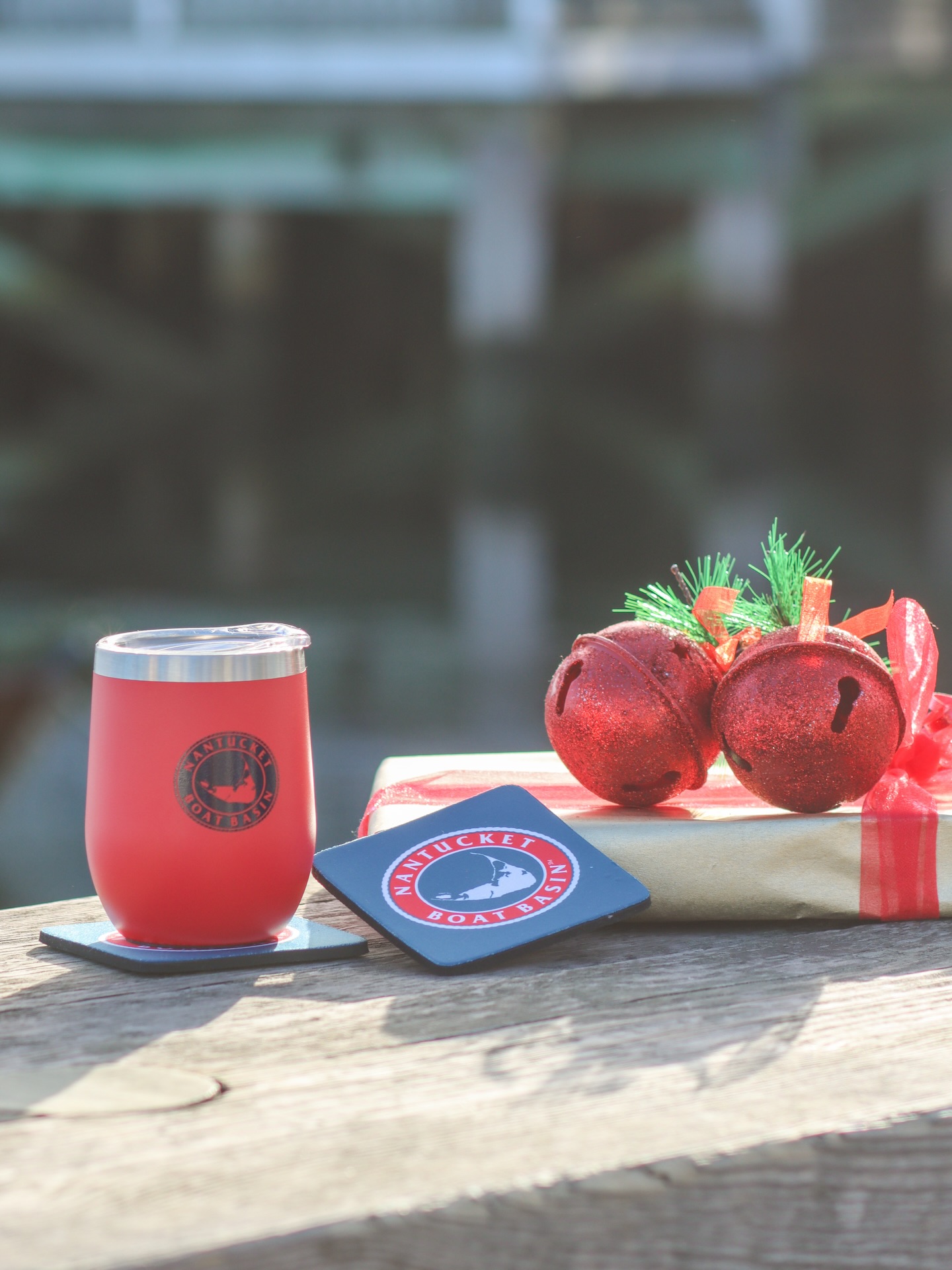 A little holiday cheer, Nantucket style. Festive details created for @nantucketboatbasin, bringing a coastal touch to the season. 🎁