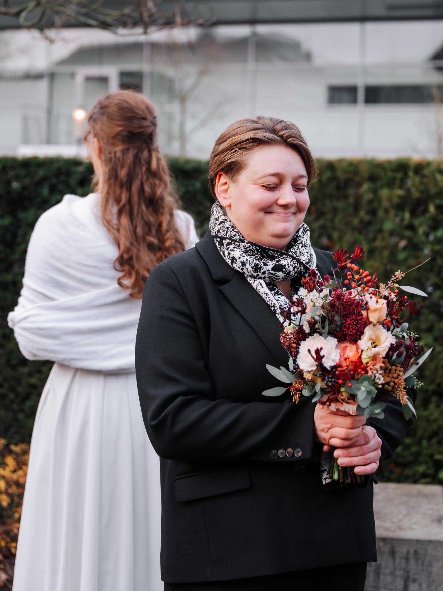 Sie hat ja gesagt …
📸 @siebenschoenlovestories
🌷 @diefloristenmuenster
🧣 👚 @mar.tt.ens