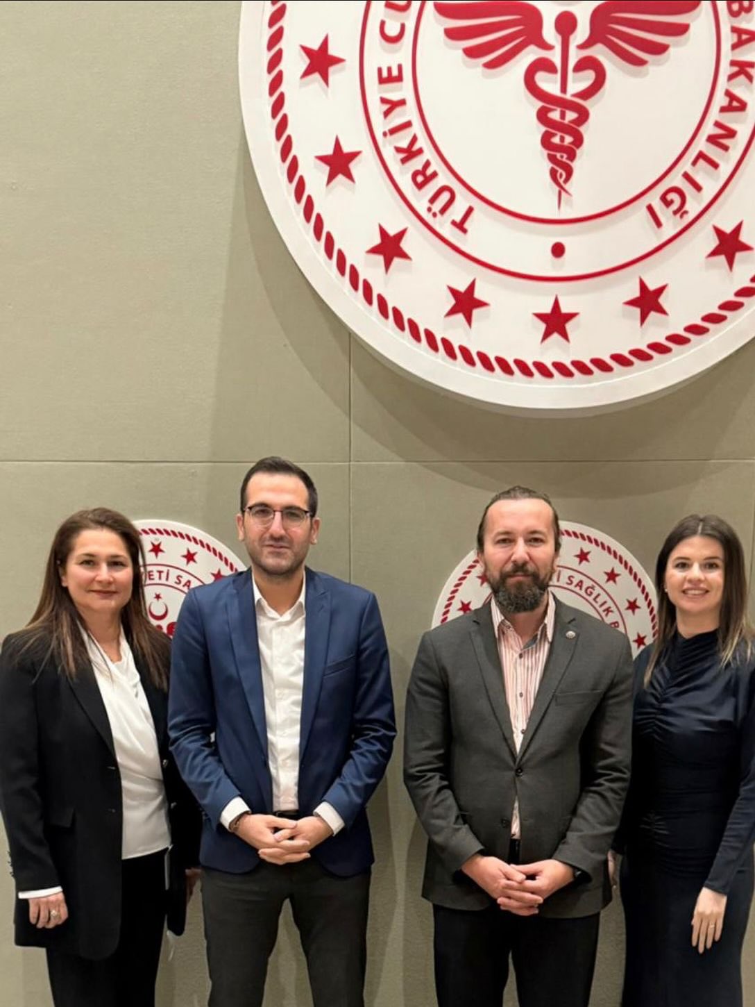 Sağlık Bakanlığının daveti üzerine, Sağlık Meslekleri Daire Başkanı Uzm. Dr. Erkan Sanmak Bey’in başkanlığında, Özel Sağlık Meslek Hizmet Birimlerinin güncel sorunları ve HSYS sistemi ile ilgili bir toplantı gerçekleştirilmiştir.
Toplantıya, Ergoterapi Derneği Genel Sekreteri Uzm. Erg. Enes Tuğrul ile Yönetim Kurulu Üyesi Erg. Cemre Sağlam katılım sağlamıştır.
Sürecin en başından bu yana bizleri her daim destekleyen, çözüm odaklı yaklaşımlarıyla yanımızda olan başta Uzm. Dr. Erkan Sanmak Bey olmak üzere Sağlık Bakanlığımıza teşekkür ederiz.
@uzm.dr.erkansanmak