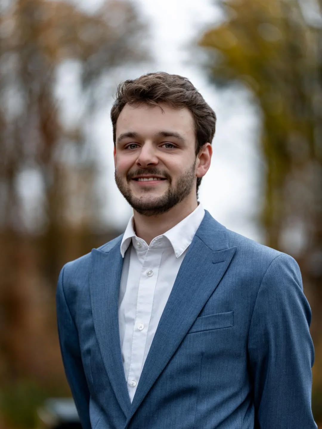 Secretaris - Mattijn Dirks
Hoi ik ben Mattijn, 22 jaar oud en ik studeer Automotive op de HAN in Arnhem. Ik ben geboren in Zwitserland en woon sinds mijn 4e in Nederland.
Ik ben ongeveer een jaar geleden begonnen met fotograferen met de oude camera’s van mijn ouders. Sinds een half jaar ben ik me er wat serieuzer mee bezig gaan houden en inmiddels ben ik ook overgestapt naar een Fujifilm X-T3. Ik hou er vooral van om de natuur te fotograferen tijdens het wandelen, mijn honden en de laatste tijd ook wat product fotografie.
Naast fotograferen heb ik ook een grote passie voor motoren en kamperen. Ik sleutel graag aan mijn eigen motor en ik vind het geweldig om heel minimalistisch te gaan wildkamperen.
Dit jaar ben ik de secretaris van de Cycloop. Ik zal mij dus vooral bezig houden met de mail en alles daaromheen. Ik probeer bij alle activiteiten aanwezig te zijn dus je zal me vast een keer tegenkomen.
---
Secretary - Mattijn Dirks
Hi I am Mattijn, 22 years old and I study automotive at the HAN in Arnhem. I was born in Switzerland and have lived in the Netherlands since I was 4 years old.
I started photographing about a year ago using the old camera’s of my parents. For about half a year now I have been photographing more actively and I have switched to a Fujifilm X-T3. I mostly like to photograph nature during walks, my dogs and lately I have also been doing some product photography.
Besides photography my big passions are motorcycles and camping. I like to wrench on my motorcycle and go wildcamping as minimalist as possible.
This year I am the secretary at the Cycloop. I will mostly be responsible for maintaining the mail and everything associated with it. I try to be present at all activity’s so you will probably run into me sometime.