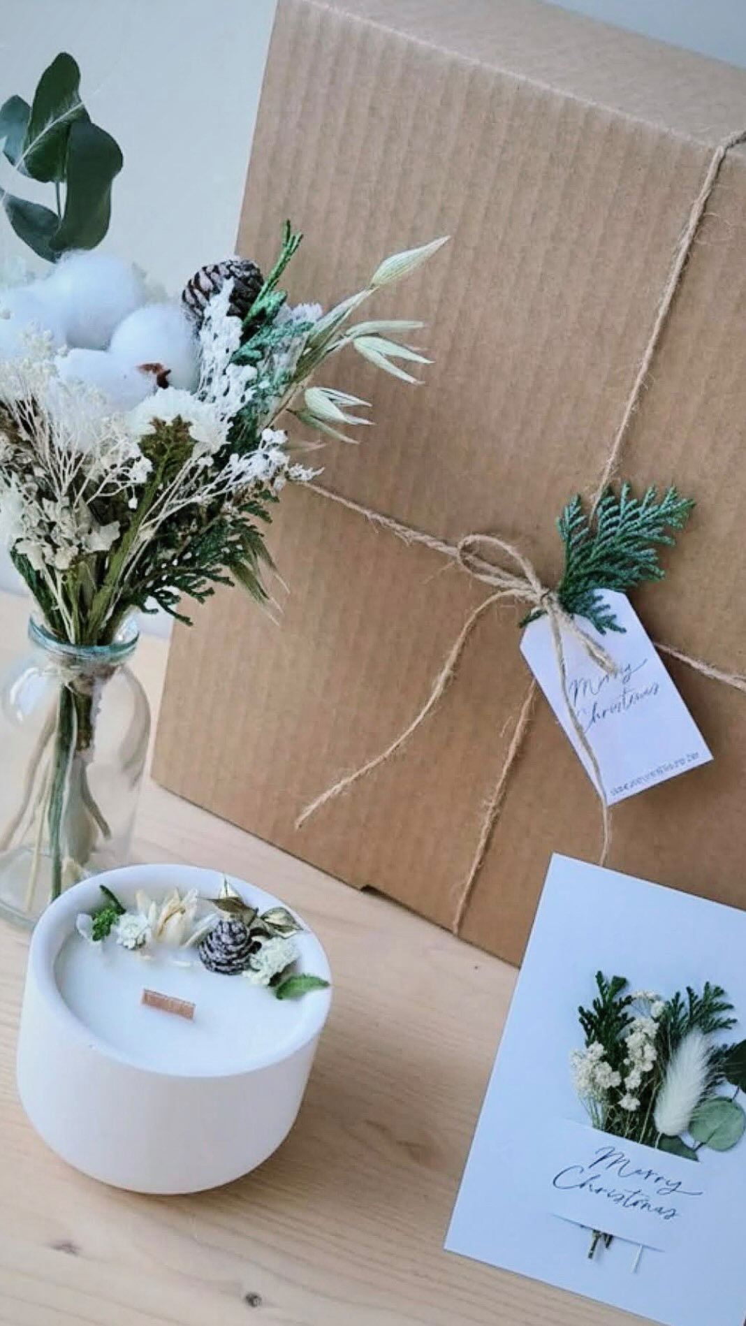 {🌲❄️✨} La box cadeau à offrir à Noël!
Un petit bouquet de fleurs séchées,
une bougie fleurie artisanale,
une carte fleurie à personnaliser…
Une box cadeau douce, poétique, fait main, durable, prête à glisser sous le sapin.
Idéale pour une maman, une sœur, une amie ou une collègue.
Quantités limitées pour Noël.
Disponible dès maintenant via le lien en bio.
#boxcadeau
#artisanat
#cadeaunoel