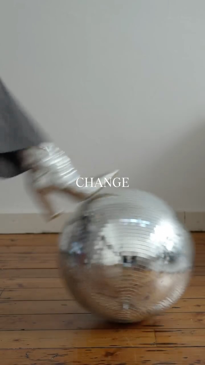 Kent ge dat gevoel dat uw business u niet meer helemaal past… ? Awel, ge moogt dat gevoel serieus nemen. Er loopt niet persé iets mis, maar het klopt ook niet 100% meer. Uw aanbod voelt te klein, uw doelgroep te breed, uw positionering een tikkeltje te braaf.
Ge wilt groeien — richting high-end, richting meer alignment — maar verandering… da’s spannend. En dus blijft ge een beetje hangen tussen “het werkt” en “het kan beter.”
Maar als ge écht wilt gaan naar die business waar ge al zo lang van droomt? Dan moet er iets veranderen. Ge kunt niet hetzelfde blijven doen en hopen op een andere uitkomst. Nieuwe resultaten vragen nieuwe keuzes.
🪩 Dat is precies wat we in de brand mixtape doen.
We leggen samen bloot waar het wringt en waar het lichter mag. Niet per se een volledige rebrand, maar een optimalisatie van uw fundament: aanbod, positionering, visuals, content, systemen — allemaal afgestemd op waar ge naartoe wilt.
Soms hebt ge gewoon iemand naast u nodig die mee in uw backstage duikt en toont welke aanpassingen echt impact maken. Zodat uw merk weer klopt. Stroomt. Draagt.
Ge zit niet vast — ge zijt gewoon klaar voor uw volgende brand setlist. 🪩