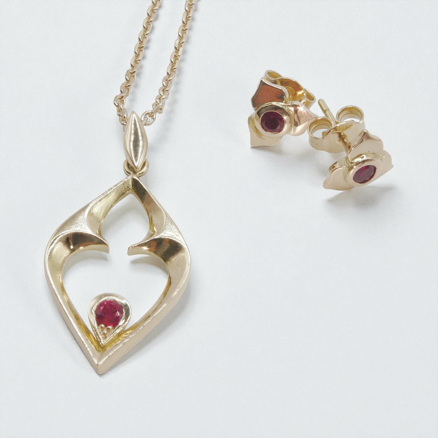 Parure inspirée de l’entrée du cloître Saint-Vincent de Chalon sur Saône 👑
Or 750/000 et rubis ❤️
Conçue et fabriquée sur place dans notre atelier à l’arrière de la boutique ✨
Rendez-vous 32 rue aux Fèvres à Chalon sur Saône 📍
Atelier de création de bijoux en pierres gemmes, or 750/000 ou argent 925/000 💎 Services de réparation, transformation & enfilage 💍
#chalonsursaône #bijouteriechalonsursaône #bijoutiercreateur #artisanfrancais