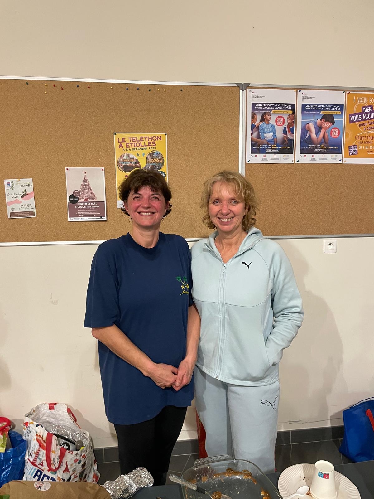 18 𝗔𝗡𝗦 𝗔𝗨 𝗖𝗟𝗨𝗕 🖤 𝗠𝗘𝗥𝗖𝗜 𝗡𝗔𝗗𝗜𝗡𝗘
Les élèves ne nous appartiennent pas.
Ils viennent, ils évoluent, et parfois ils partent… c’est la vie d’un club.
𝗠𝗮𝗶𝘀 𝗰’𝗲𝘀𝘁 𝘁𝗼𝘂𝗷𝗼𝘂𝗿𝘀 𝘁𝗼𝘂𝗰𝗵𝗮𝗻𝘁 𝗲𝘁 𝗽𝗿𝗼𝗳𝗼𝗻𝗱𝗲́𝗺𝗲𝗻𝘁 𝗮𝗴𝗿𝗲́𝗮𝗯𝗹𝗲 𝗾𝘂𝗮𝗻𝗱, 𝗮𝗽𝗿𝗲̀𝘀 𝘁𝗮𝗻𝘁 𝗱’𝗮𝗻𝗻𝗲́𝗲𝘀, ils ont la délicatesse de nous appeler, de marquer le moment, de partager un pot pour dire au revoir.
Hier, Nadine nous a offert ce moment.
18 ans au club, en Body Combat, avec sa fidélité, son sourire et son énergie. En tant que prof, ce sont des instants simples mais forts, qui rappellent pourquoi on fait ce métier.
Merci Nadine pour toutes ces années et pour cette attention pleine d’émotion.
On te souhaite une très belle nouvelle aventure en province 💛
#18AnsAuClub #Reconnaissance #EspritClub #BodyCombat #Fidélité #MomentsQuiComptent