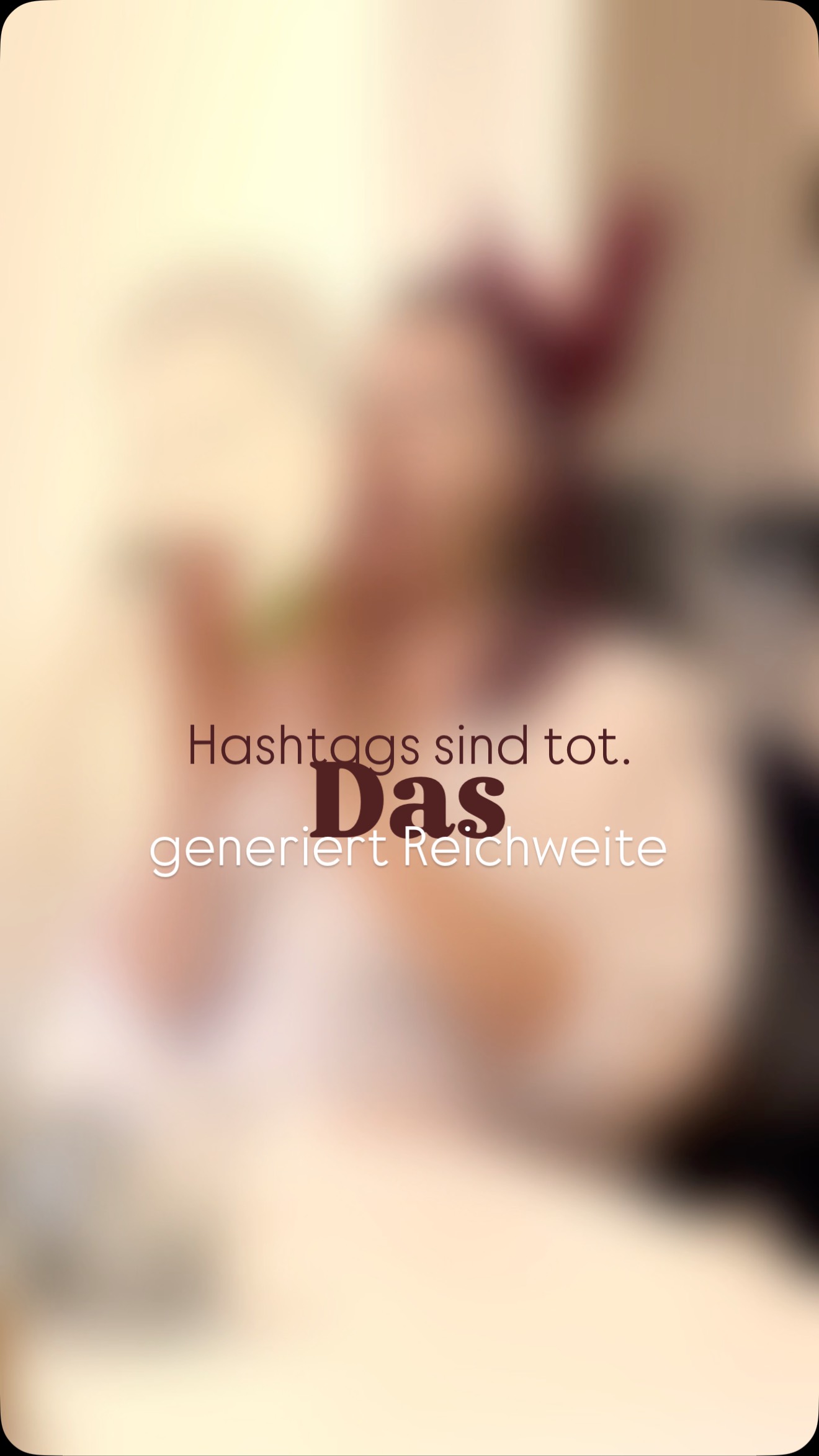 Hashtags sind tot. 2026 generierst du anders Reichweite. 🤯
Für alle Kritiker der Captions, die überzeugt davon sind dass sich niemand Captions durchliest, mag sein. Unrecht hast du damit sicher nicht, unsere Aufmerksamkeitsspanne liegt bei ganzen 3 Sekunden, das bedeutet wir sind weniger aufmerksam als ein Goldfisch der uns grundsätzlich eigentlich 9 Sekunden zuhören könnte. Die so genannte Suchmaschinenoptimierung, kurz SEO schreiben wir einerseits natürlich für unsere Follower, andererseits aber definitiv für den Algorithmus, der so versteht worum es in unseren Content geht und absolut auch für Suchmaschinen, wie es Google ist. Durch den Einsatz deiner relevanten Keywords und Suchbegriffe, gibst du nämlich Google und dem Algorithmus zu verstehen worum es in deinem Content geht und genau das führt dazu, dass deine Beiträge und reels deinen Wunsch Kundinnen und traumverloren angezeigt werden. Noch Fragen 😉 oder schreiben wir nun unsere Captions Reichweiten steigernd? ❤️