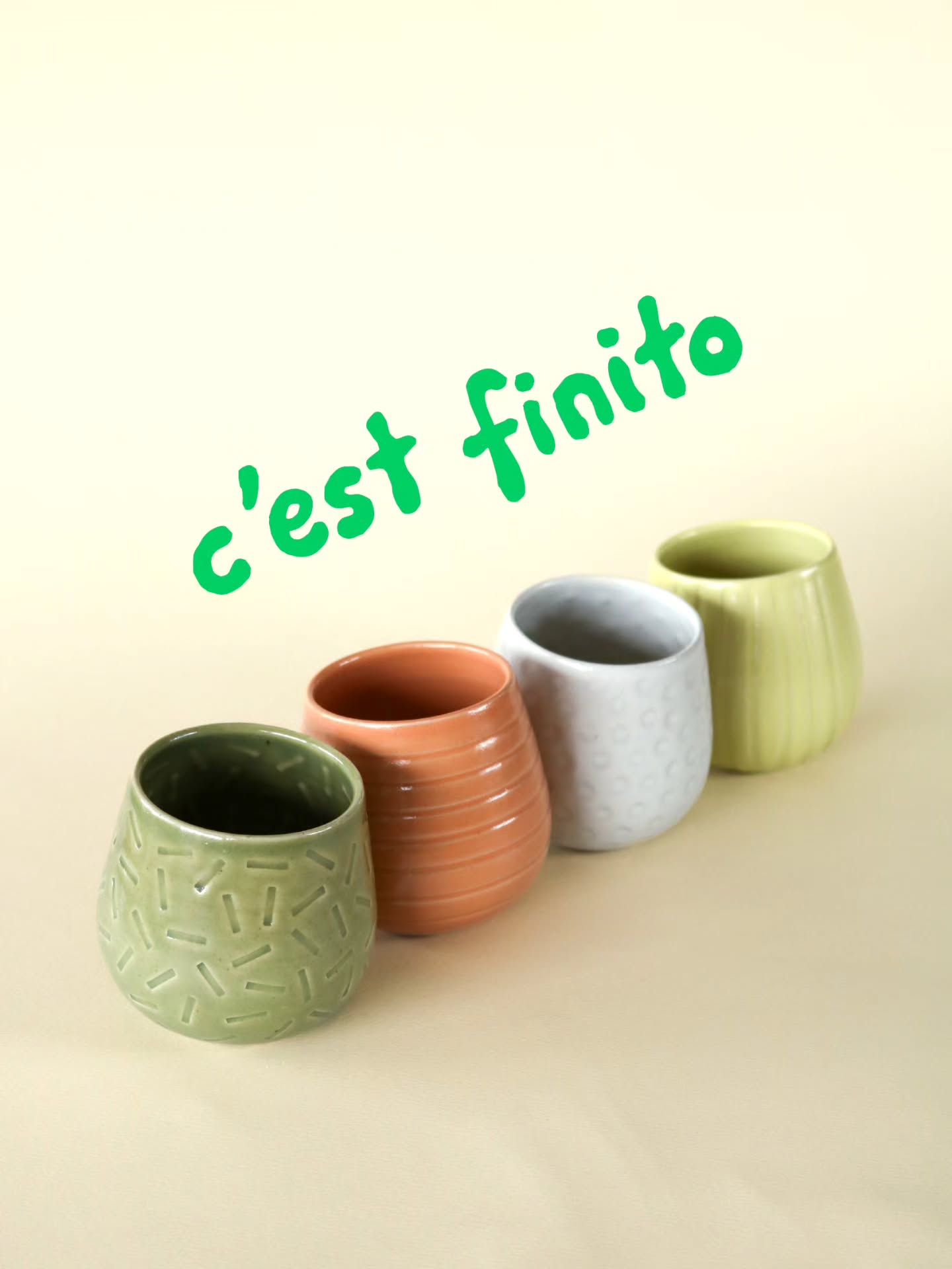 Ça y est, c'est le moment des adieux : les Zigotos Texturés tirent leur révérence 🫡 Cette collection limitée touche à sa fin, il n'y aura donc plus de réassort par la suite. Mais il reste encore quelques tasses version café ou expresso, c'est donc possible de craquer encore avant la fin du stock 🙏
Très bientôt, les Texturés vont laisser place à une nouvelle collec temporaire, que je vais commencer à imaginer/tester dès janvier 💡 J'ai déjà plein d'envies en tête, alors j'ai presque hâte de rentrer de vacances pour m'y mettre !
Mais avant ça, repos forcé pour reprendre le plein d'énergie et revenir au taquet à l'atelier 💚
La boutique ouvre une dernière fois demain entre 10h et 18h, avant 2 semaines de fermeture jusqu'à la rentrée ✨️