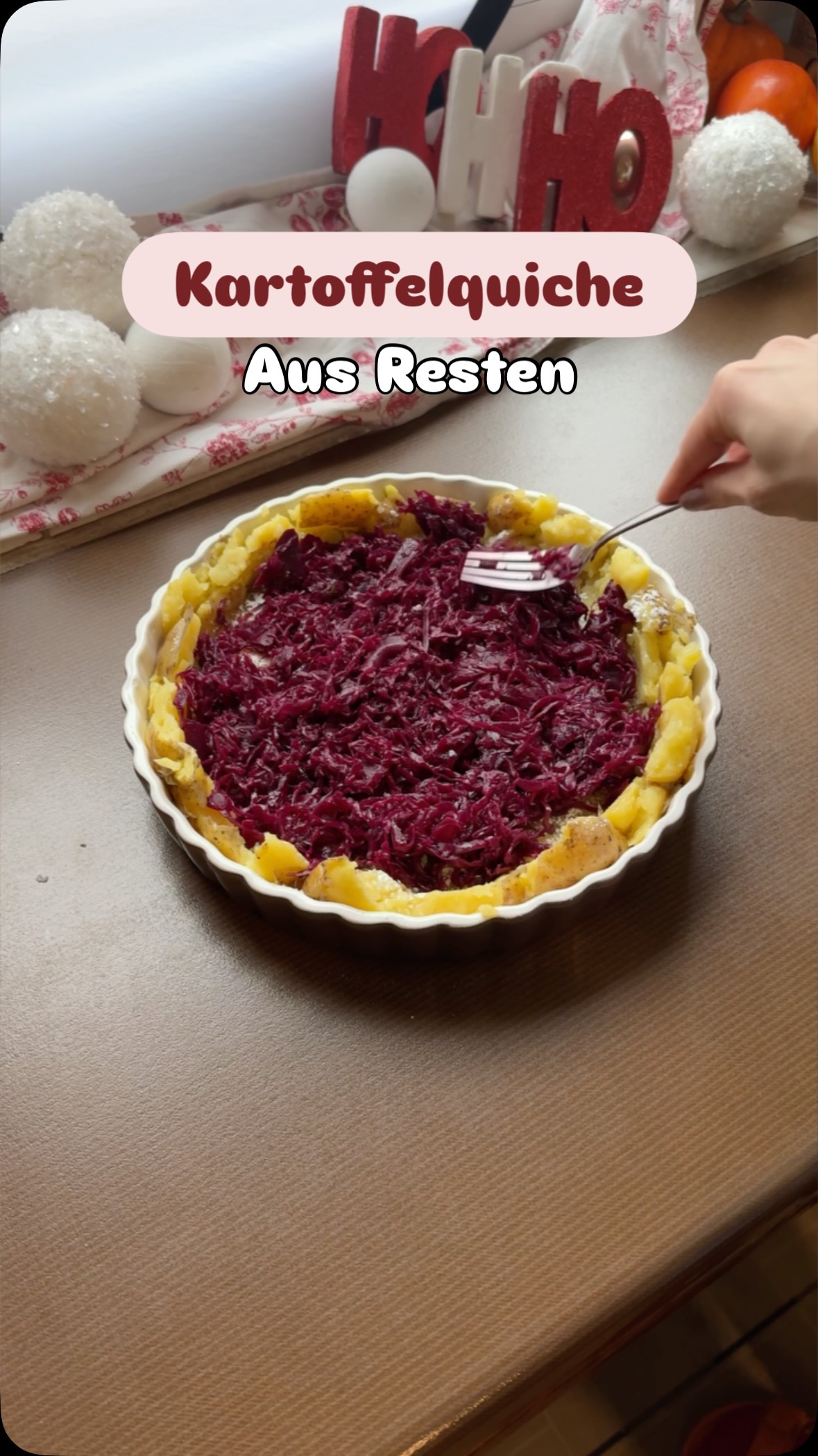 Diese Kartoffelquiche ist nicht nur super lecker, sondern funktioniert mit so ziemlich allem, was deine Weihnachtsreste hergeben! 🤩
So schaffst du dir wieder Platz im Kühlschrank und
musst dir außerdem keine Gedanken mehr um das Essen zwischen den Tagen machen.
Zutaten:
600g Gekochte Kartoffeln
1 TL Speisestärke
Gemüse-Reste (z. B. Rotkohl, Bohnen, oder andere Reste aus dem Kühlschrank)
150 g Paniermehl (z.B. aus allem Brot)
50g Gemahlene Haselnüsse
2-3 EL Butter oder etwas Öl
Salz
Pfeffer
Gewürze nach Geschmack (z. B. Paprika, Knoblauchpulver, Kräuter)
Zubereitung:
1️⃣ Die gekochten Kartoffeln in eine Tarte oder Auflaufform geben und mit einem Glas platt an den Boden drücken. Die Speisestärke darüber streuen.
2️⃣ Die Gemüse-Reste (z. B. Rotkohl oder Bohnen) auf
der Kartoffelschicht verteilen.
3️⃣ Das Paniermehl mit den Gewürzen und den gemahlenen Nüssen mischen. Die Butter schmelzen und untermischen, sodass eine bröselige Konsistenz entsteht. Alternativ das Topping mit etwas Öl beträufeln.
4️⃣ Das Paniermehl-Topping gleichmäßig drüber die
Quiche streuen.
5️⃣ Die Quiche im vorgeheizten Ofen bei 180 °C (Ober-l Unterhitze) etwa 20-30 Minuten backen, bis sie knusprig und goldbraun ist.
Anschließend warm genießen und sich über die
kreative Resteverwertung freuen!
✨5 Bonustipps gegen Verschwendung während der Weihnachtszeit:
1. gezielt auf Rezepte und mit Liste einkaufen.
2. gekochte Speisen kühl stellen (im Winter, bei kaltem Wetter lassen sich Speisen auch gut draußen aufbewahren).
3. Reste vom großen Familienessen in Brotdosen mitgeben oder Portionen an bedürftige Menschen verteilen.
4. Einen Tag für Reste einplanen.
5. Reste einfrieren! So kann man sich im neuen Jahr nochmal dran erfreuen und hat gleich Zeit gespart
Viel Spaß beim Nachmachen und nachhaltigen
Genießen! 🤝🫶