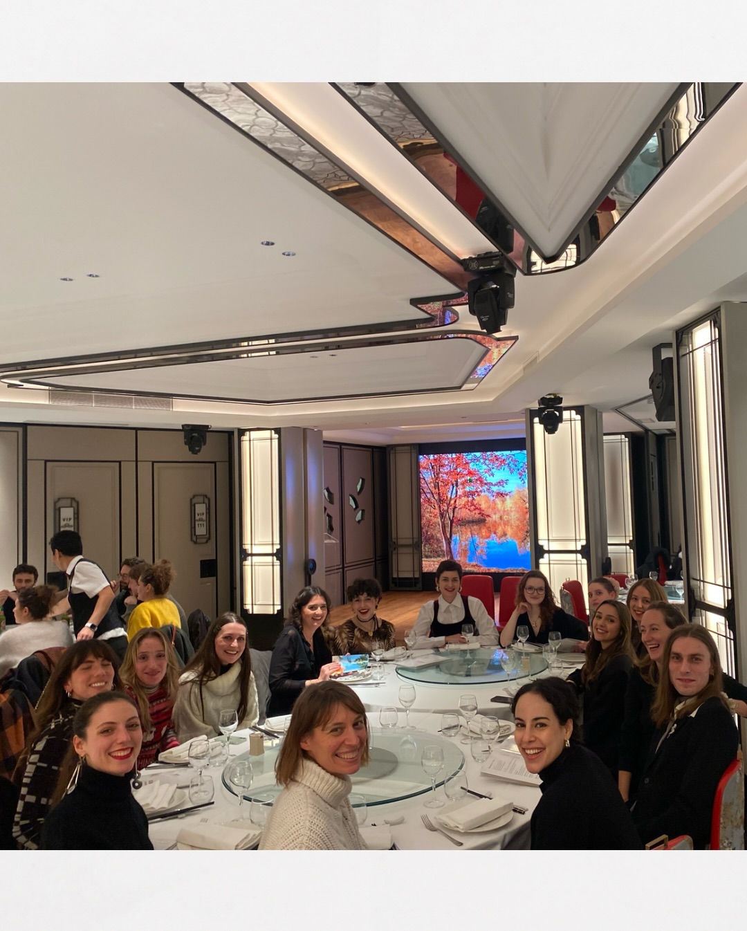 NOËL CHEZ SYSTÈME SOLÈRE 🎄
1. Merci monsieur pour le cadrage
2-3. Notre calendrier de l’avent à nous, signé @hotwheelsofficial
4. Chacun sa caisse 🚗
5. 🙉
6. Quelle belle brochette
7-8. Star un jour, star toujours 🎤
boutique de seconde main boutique vintage vintage shop parisian thrift shop friperie paris