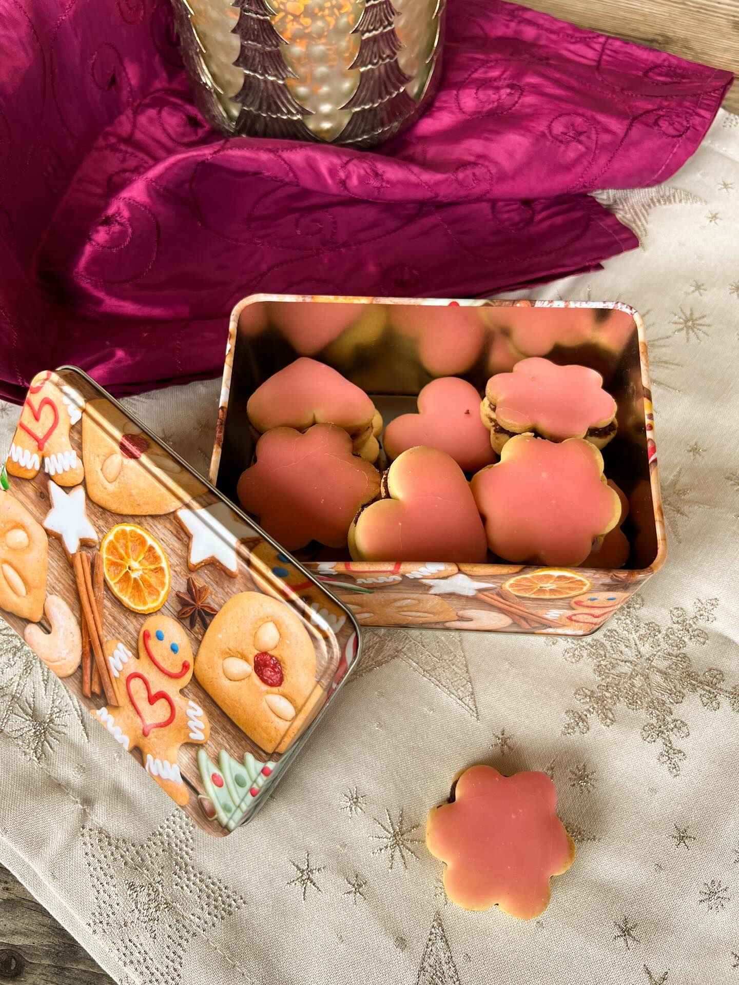 Hofladen Rezept Nummer sechs: PUNSCHKekse💗ja es gibt auch Punsch in einer anderen Form, nicht nur flüssig. Bald ist Weihnachten, die letzten Kekserl werden gebacken und das Beste kommt bekanntlich zuletzt😉freut euch schon auf nächste Woche mit einem Rezept fürs Weihnachtsdessert!
#punsch #kekse #rezept #hofladen #weihnachten
