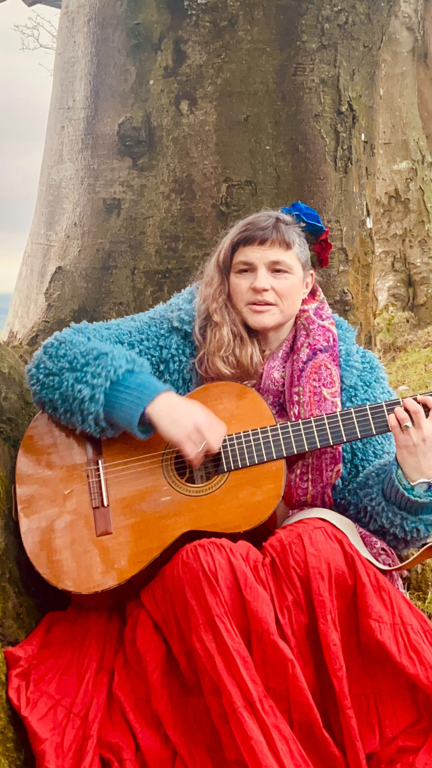 ✨ At this time of darkest dark… may the gift of music fill your heart and soul… and help you to remember… the light is just around the corner… and deep within..
✨ Here’s a beautiful playlist to support you at this time.. of heart centred music..
✨ DM me “Solstice” or click the link in my bio to listen
✨ Happy Solstice all! 🤩✨🌞
#musicismedicine #wintersolstice #solstice #medicinemusic #returnofthelight
@nataliefee_ @naliniblossom_music @koratone60 @lucywyldemusic @scottandmariaofficial @serenrosemusic @tedwatersmusic @tallulahrendall @moshemedicine @charlottemabonmusic @ellechaska @abbeysykesmusic @theabbeysykes @louisalovemusic @bonniemedicine @mariasirenuk @hieros_gamos_music @maebirdsings white_stag_shamanism @bobhillarymusic @bexi_sings_the_land
@mayalovemusic @lena.breath.song.yoga
solsticesongs wintersolstice returnofthelight