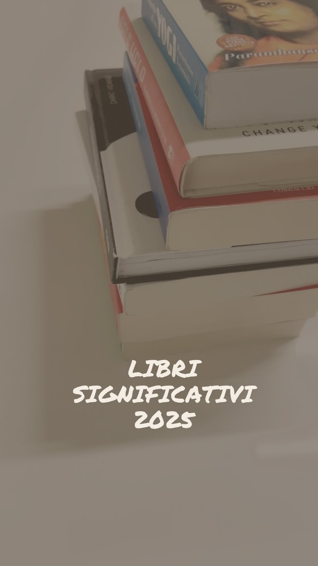 Come ogni anno, torno qui a condividere i libri che mi hanno accompagnata negli ultimi mesi.
Non perché “vadano letti”, ma perché qualcosa, dentro, l’hanno spostata.
Leggere per me non è mai solo leggere.
È farmi domande nuove, cambiare punto di vista, sentirmi più ricca dentro — più viva, più presente.
Questi libri mi hanno fatto compagnia, ognuno a modo suo.
Li trovi qui sotto, come sempre.
📚 I libri del 2025
Il Tao del Business | D. Vignali @dariovignali
Autobiografia di uno Yogi | P. Yogananda
The Let Them Theory | Mel Robbins @melrobbins
Intelligenza Emotiva | D. Goleman
Lo yoga nella vita | Donna Farhi
La ricchezza che il denaro non può comprare | R.Sharma @robinsharma
Self-Help | G.Bernstein @gabbybernstein
Se scorri il profilo trovi anche i reel dei libri degli anni passati.
Sono tracce di chi ero, anno dopo anno.
#letturedellanno
#librichecontano
#amoleggere
#libri2025
#lettureconsapevoli