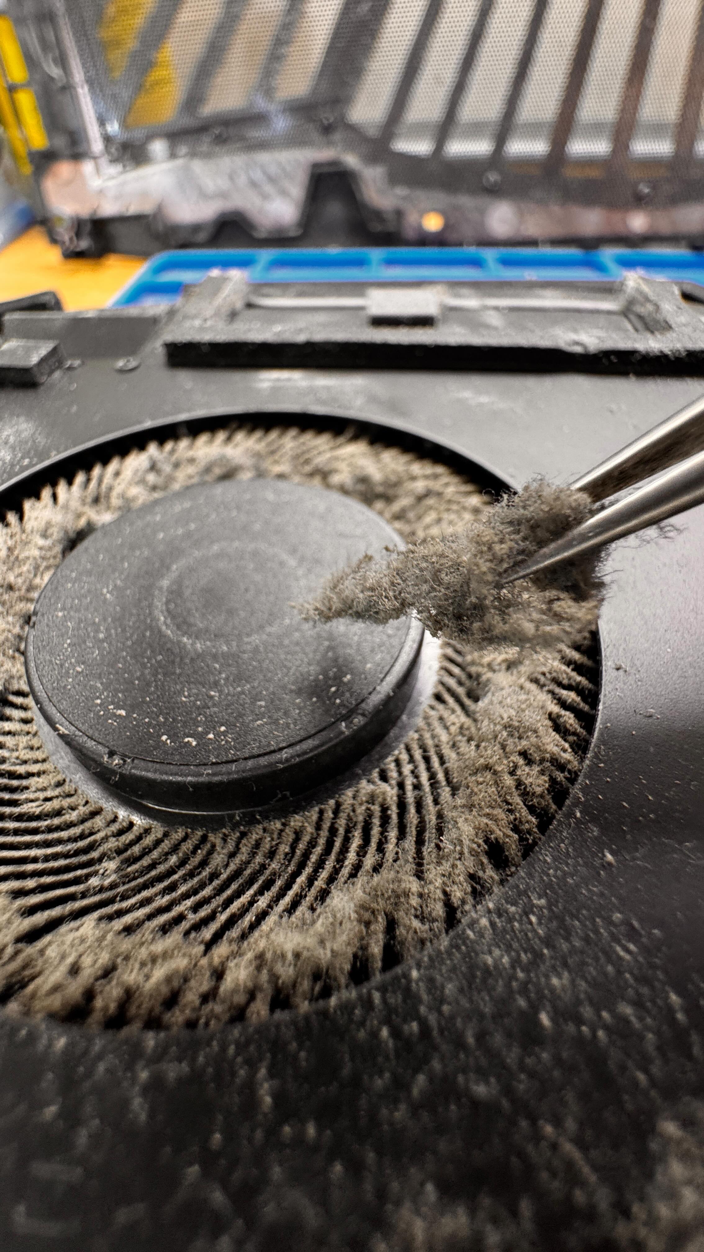 💻 Întreținerea regulată a laptopului este cheia pentru performanță și durabilitate. Praful acumulat în cooler, ventilatoare și componente interne poate provoca supraîncălzire, zgomot puternic și scăderea vitezei procesorului. La Restart.md, oferim servicii profesionale de:
• Curățare internă completă pentru orice model: MacBook, Dell, HP, Lenovo, Asus, Acer;
• Înlocuire pastă termoconductoare pentru disiparea optimă a căldurii;
• Verificare și optimizare ventilatoare și sistem de răcire;
• Diagnostic complet al componentelor interne.
E recomandat să faci curățarea laptopului periodic, pentru a preveni defecțiuni și a menține laptopul ca nou. Asigură performanță maximă și durabilitate pentru device-ul tău! 🔧✨
#CurățareLaptop #ServiceLaptop #ÎntreținereTehnică LaptopPerformant VentilatorCurat RestartMD MacBook Dell HP Lenovo Asus Acer
⸻
💻 Регулярное техническое обслуживание ноутбука – залог производительности и долговечности. Пыль в кулере, вентиляторах и внутренних компонентах может вызвать перегрев, шум и снижение скорости процессора. В Restart.md мы предоставляем профессиональные услуги:
• Полная внутренняя чистка для любых моделей: MacBook, Dell, HP, Lenovo, Asus, Acer;
• Замена термопасты для оптимального охлаждения;
• Проверка и оптимизация вентиляторов и системы охлаждения;
• Полная диагностика внутренних компонентов.
Рекомендуется проводить чистку ноутбука регулярно, чтобы предотвратить поломки и сохранить устройство как новое. Обеспечьте максимальную производительность и долговечность вашего ноутбука! 🔧✨
ЧисткаНоутбука СервисНоутбуков ТехническоеОбслуживание ПроизводительныйНоутбук ЧистыйВентилятор RestartMD MacBook Dell HP Lenovo Asus Acer