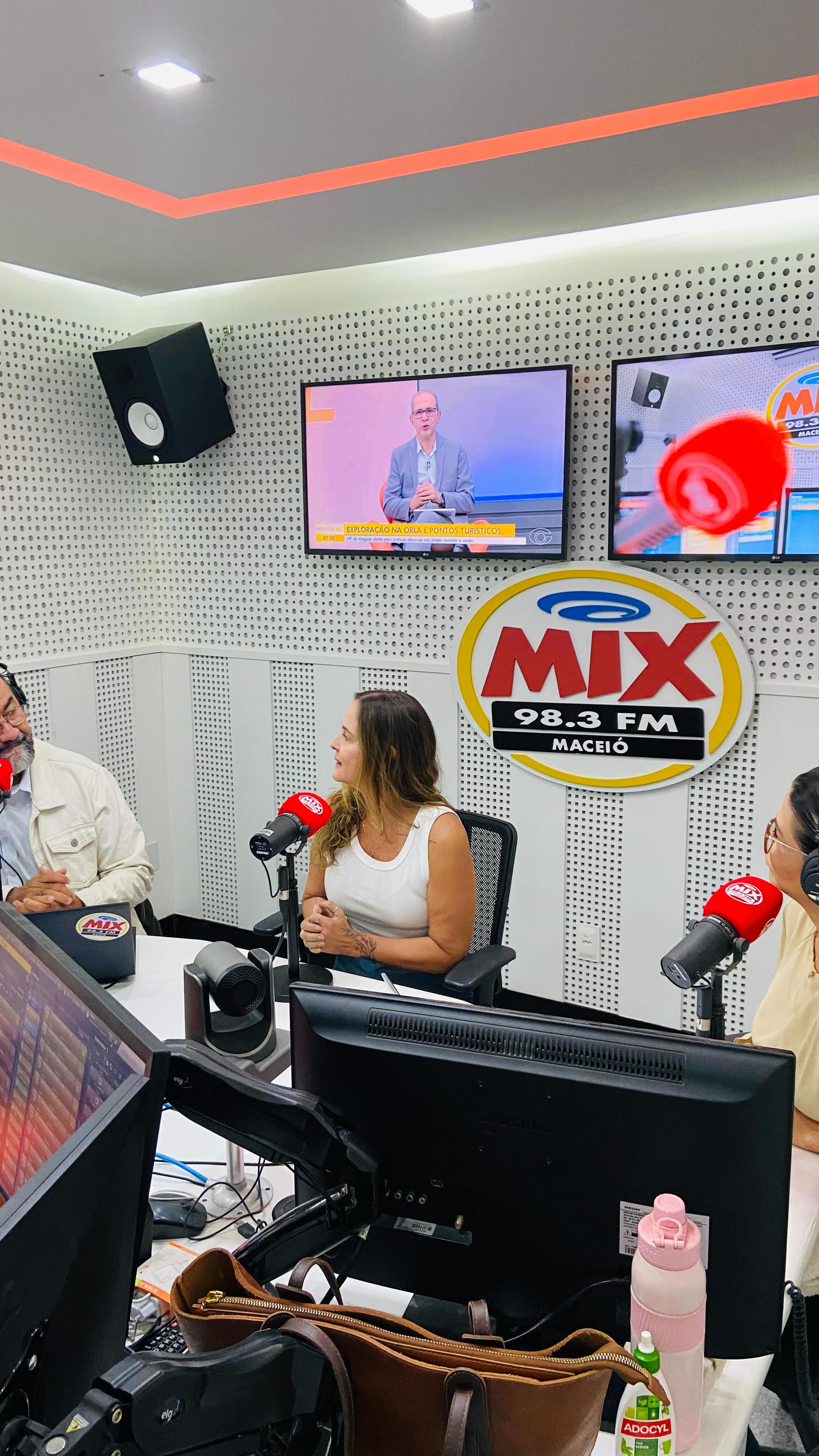 Natal Premiado é pauta no Road Show de hoje.
A superintendente da @acmaceio, Isabella Bezerra, contou aos ouvintes da Rádio Mix e aos telespectadores do Gazeta News todos os detalhes, prêmios e as vantagens de os consumidores cadastrarem as suas notas fiscais no app da campanha.
Além do cliente, o vendedor também pode ganhar prêmios. Você pode saber mais informações acessando o site ou o perfil da @acmaceio.
#assessoriadeimprensa #algomais #natalpremiado #jornalismo #associacaocomercial #maceio #alagoas #coletivadeimprensa #clipping #mediatraining