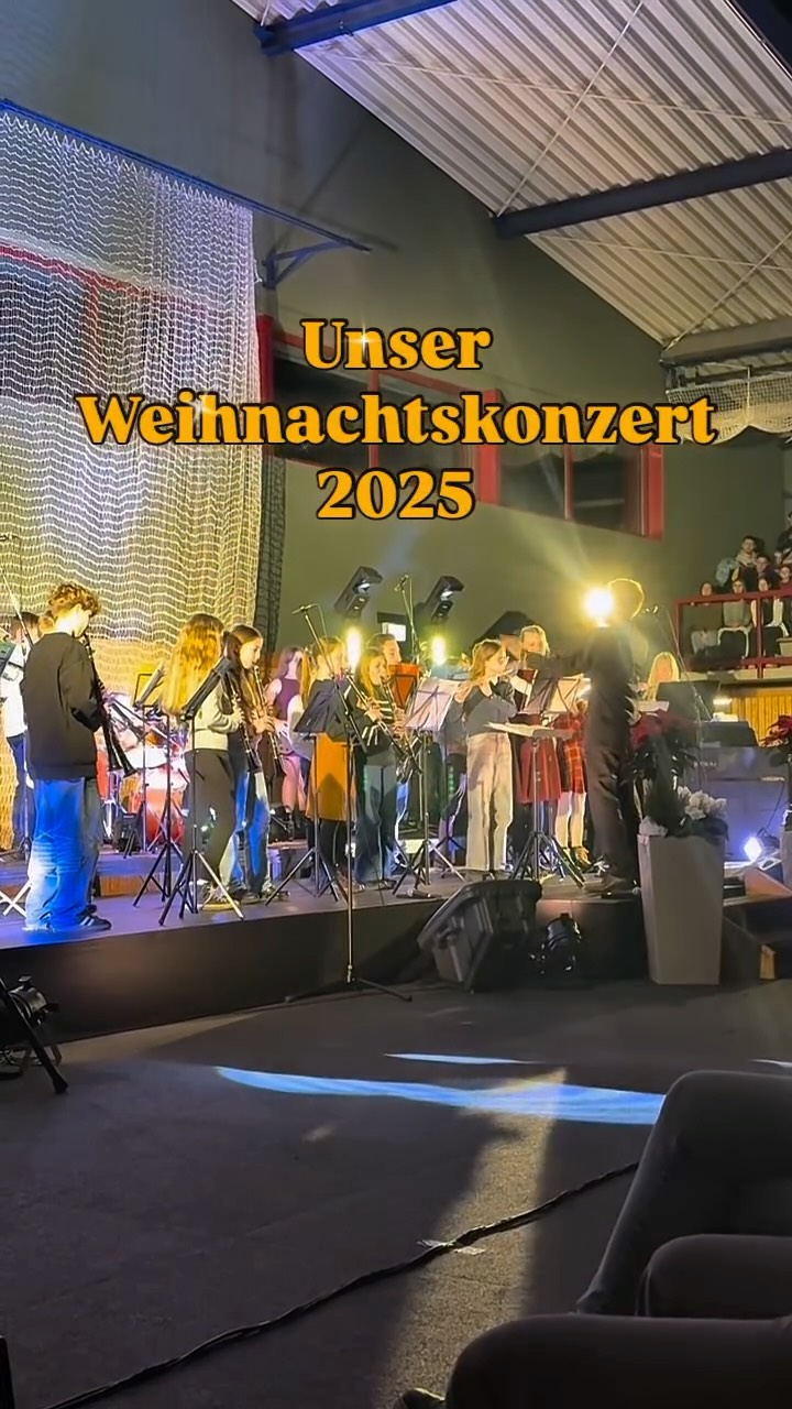 ••Unser Weihnachtskonzert 2025••
Am 11. Dezember fand unser diesjähriges Weihnachtskonzert statt, bei dem wir einmal mehr die Turnhalle in einen Konzertsaal verwandelten. Die verschiedenen Ensembles von Bläserklasse, Blasorchester, Lehrerchor und den Musikkursen schafften es genau wie die solistischen Besetzungen mit Gitarre, Geige, Harfe und Gesang bei einem abwechslungsreichen Programm das Publikum in besinnliche und vorfreudig weihnachtliche Stimmung zu versetzen. 🎺🎄🎻✨🎤
Vielen Dank an alle Beteiligte & Gäste, die den Abend besonders gemacht haben 🌟☺️ 🌟
Die Musikfachschaft
.
.
#graupnergymnasium #schulorchester #schülerchor #kirchbergsachsen #weihnachten