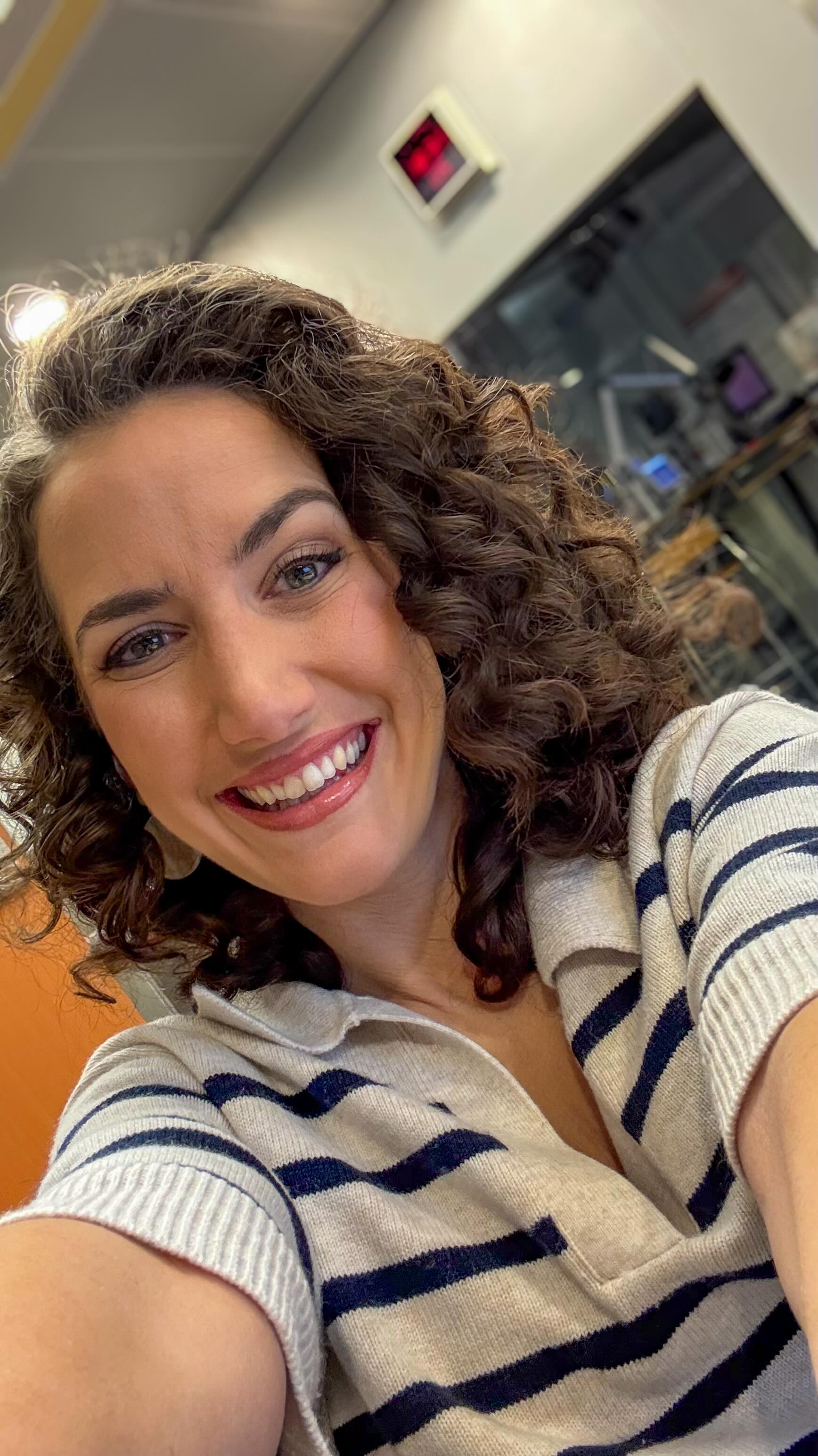 Okay - gute Noten in Deutsch sind nicht alles, aber so hat’s bei mir angefangen. Mein Klassenvorstand hat damals gemeint, du bist doch gut in Deutsch, bewirb dich bei der @badener.zeitung - die suchen wen für die Schülerredaktion. 😂 Seitdem hatte ich nie wieder einen anderen Berufswunsch. Nur das Schreiben habe ich mittlerweile gegen das Reden getauscht. 😃
.
.
.
.
.
#traumjob #orfnoe #dankbar