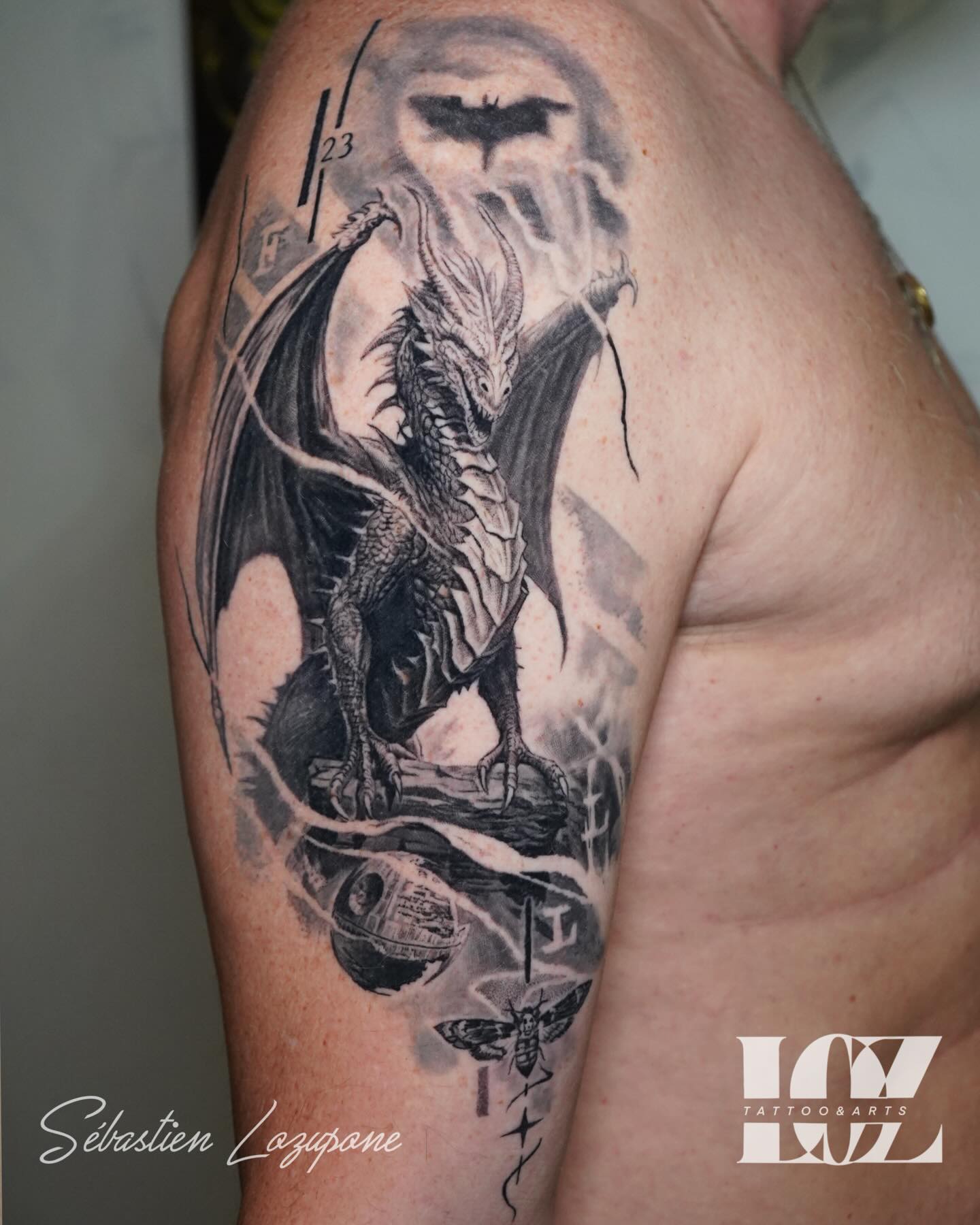 𝑫𝒓𝒂𝒈𝒐𝒏 𝒈𝒆𝒆𝒌
Un projet un peu différent de d’habitude. Comment mixer un dragon avec toute sortes de références geek. Sacré challenge. Et bientôt la suite. Serait vous reconnaître les réfs ?
Un projet? Contactez moi 😉
👇
💻 https://www.loz-tattoo.com/
☎️ : 0602536626
#tattoo #sébastienlozupone #dragontattoo