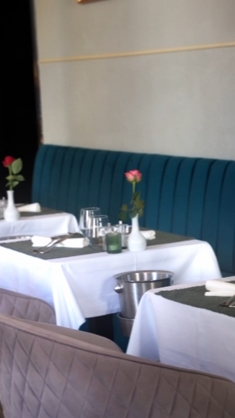 Die letzte Woche vor Weihnachten startet, wir freuen uns auf Euren Besuch! 🍷 (Es gibt noch freie Tische, auch gerne spontan 😉😉)
Wir sind über die Feiertage im Urlaub und pünktlich zu Silvester wieder da.
Lust auf ein elegantes Abendessen zum Jahreswechsel? Dann meldet Euch gerne. 🍾🥂
/Mara
#rostockktv #rostockrestaurant #rostock #frenchrestaurant #weinbar #veganrestaurant #veganrestaurant #frenchfood #restaurant #winebar
Video by @ln_fotojourney