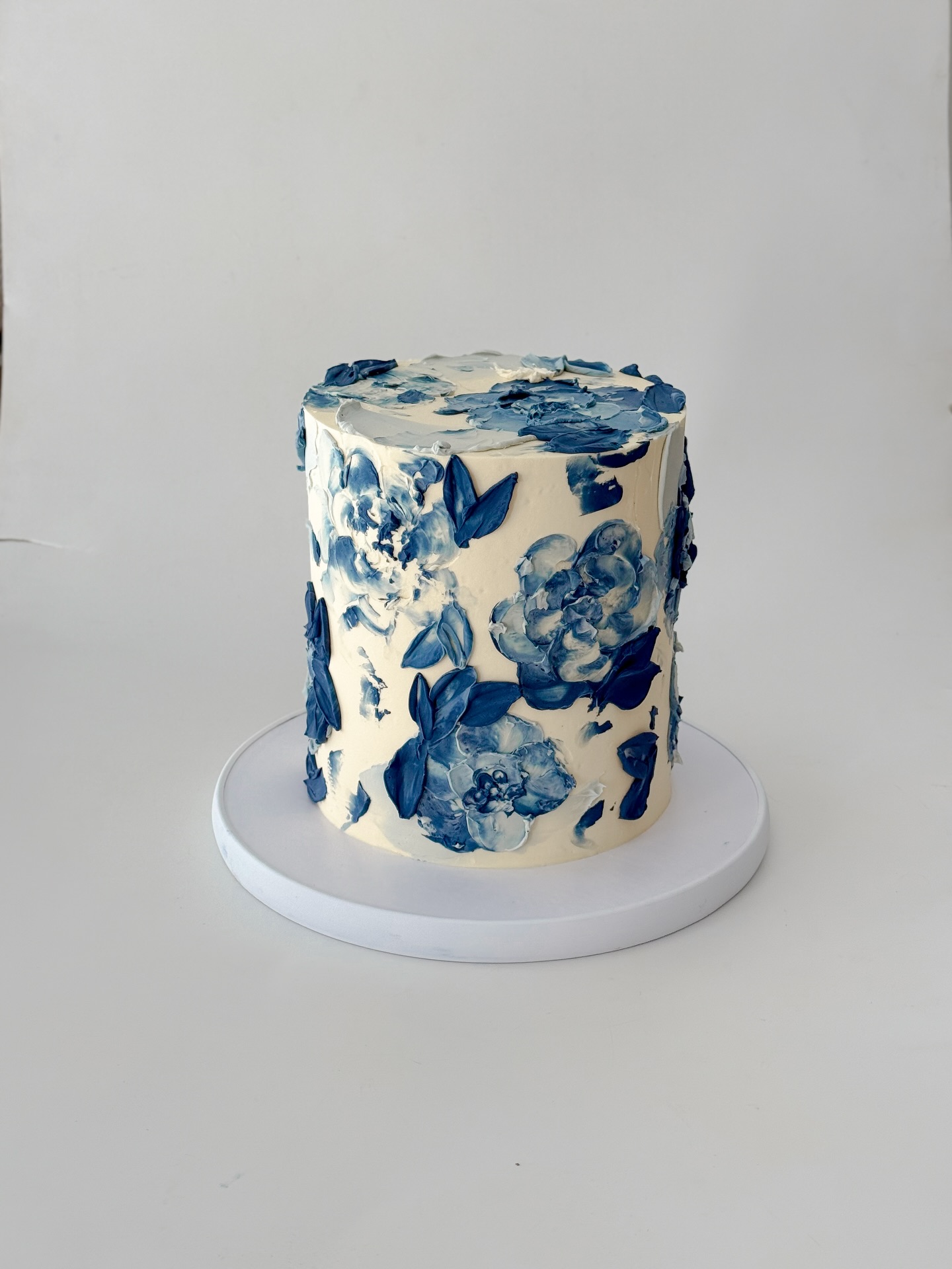 Wedding Cake
White and shades of Blue is such a beautiful combination and completely on trend for Summer 2025 ,
I loved doing this wedding cake with mini replicates so that each Guest got to enjoy there own one.