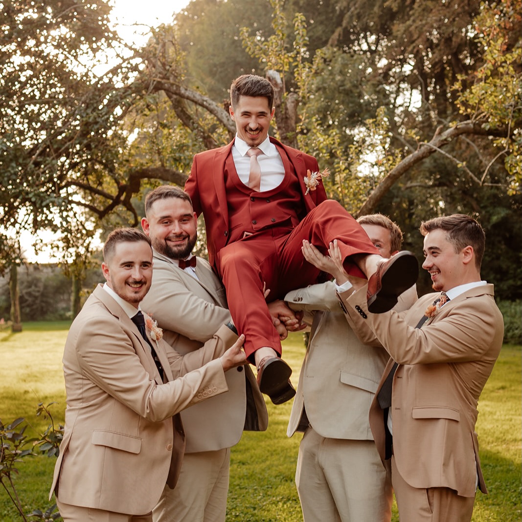 Passion photos de groupes!
Oui j’adore les photos de groupes ! C’est un moment fun et agréable où l’on s’amuse avec vos invités pour des photos qui finiront sur vos murs pour mon plus grand bonheur!
Il y a les indispensables, celles qu’on regardera encore et toujours, pour ce rappeler de ce groupe d’amis qu’on était, qu’on est et qu’on restera!
Ne supprimez pas le moment des photos de groupes, vous le regretterez, je peux vous l’assurez!