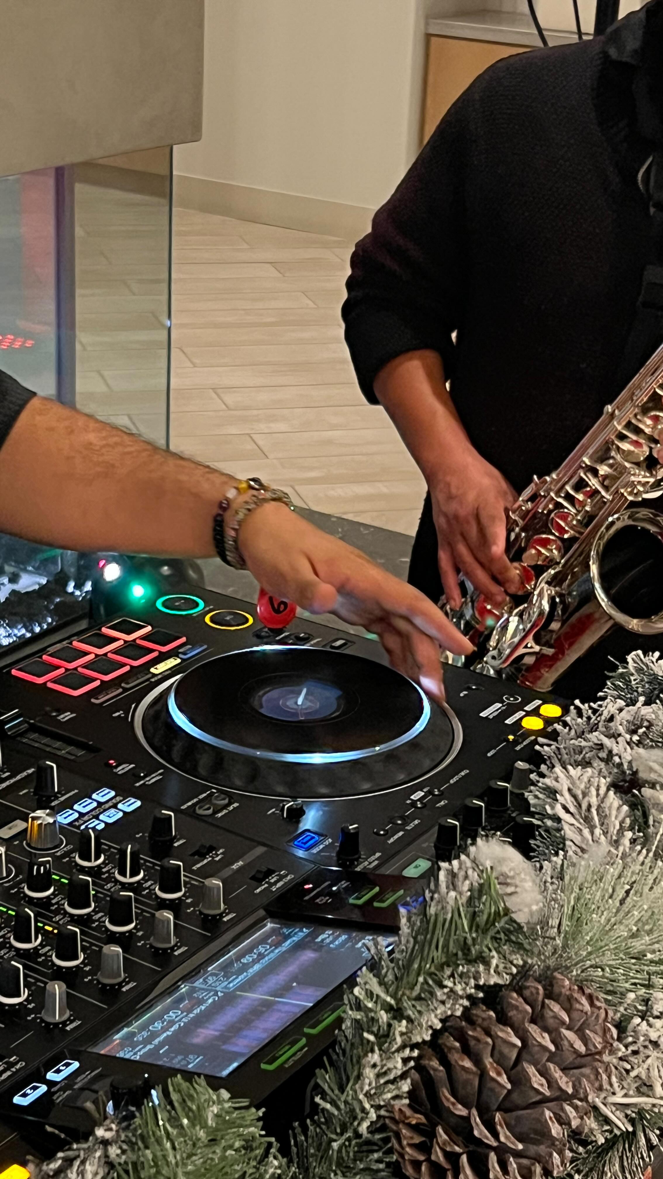 All the holiday spirit at @livelinea for their Mascarde holiday party! 🎄✨ So much Christmas fun!!❤️