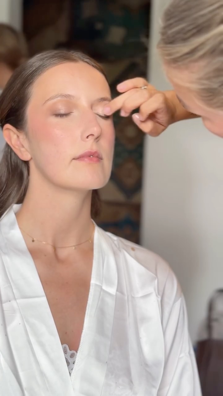 Ein Look, der zeitlos und modern ist – und einfach perfekt zu ihrem Typ passt.✨
#braut2026 #brautlook #naturalbridalmakeup #softbridalmakeup